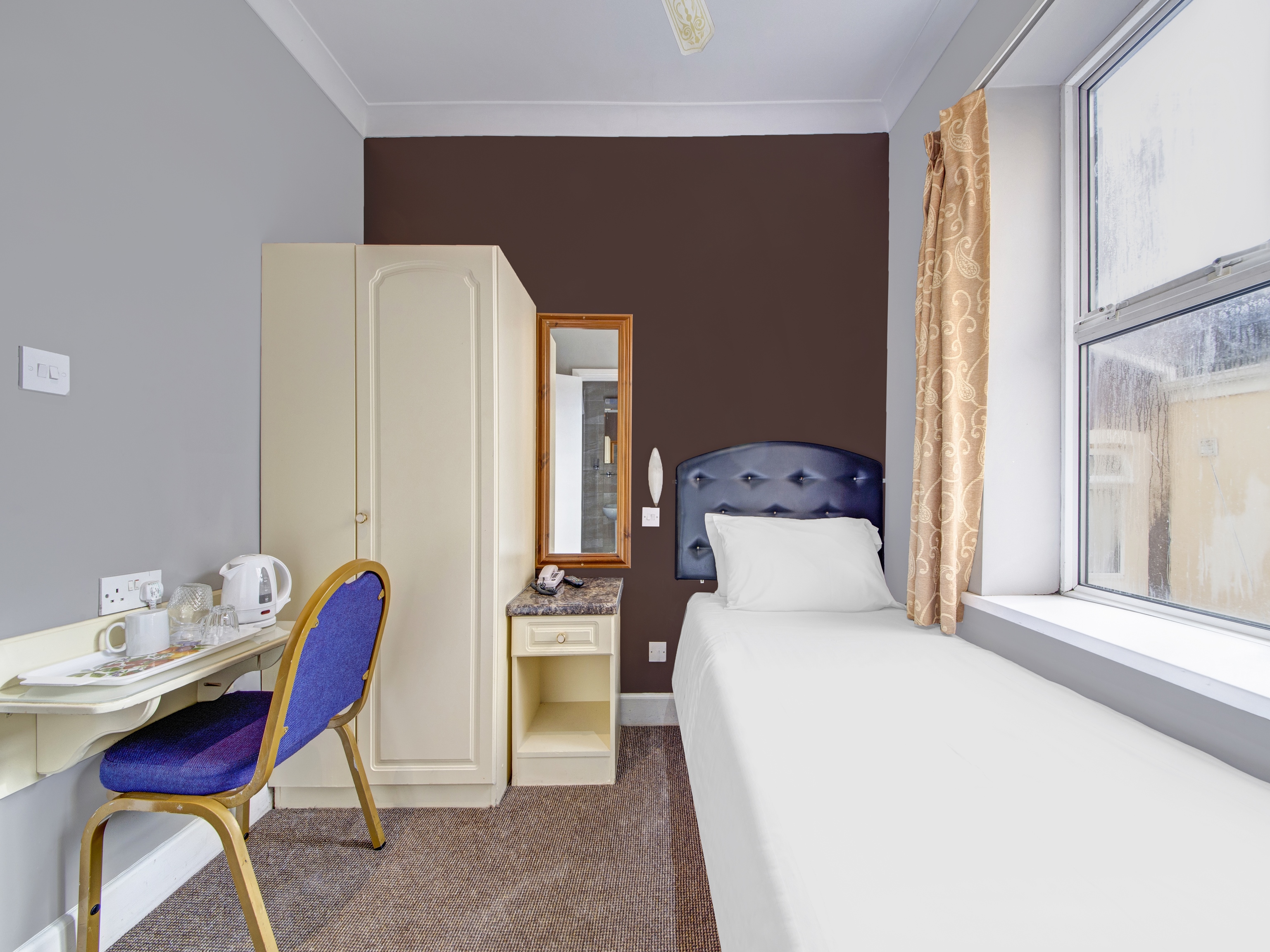 OYO Bostons Manor Hotel