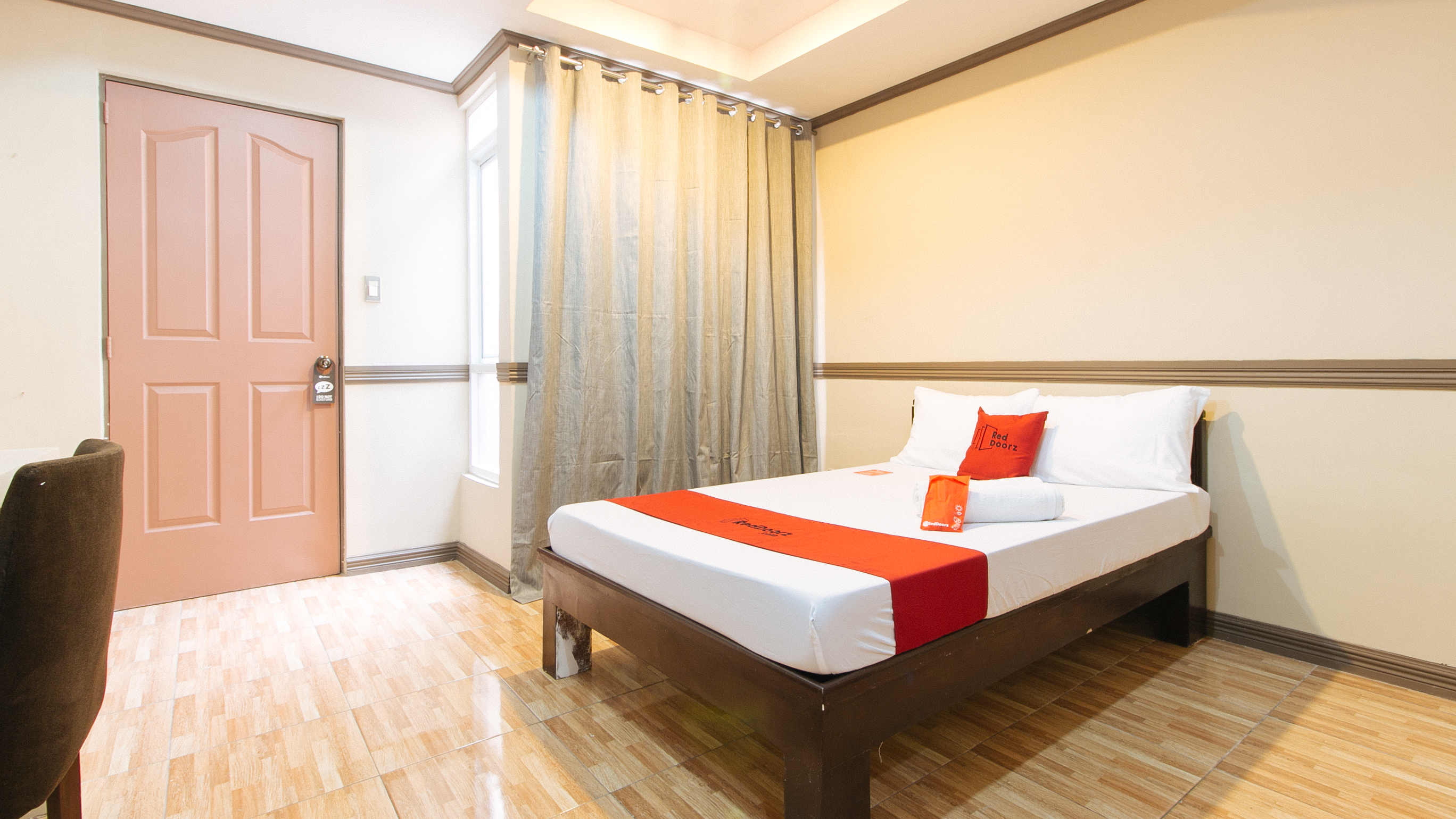 RedDoorz Plus @ Canley Residential