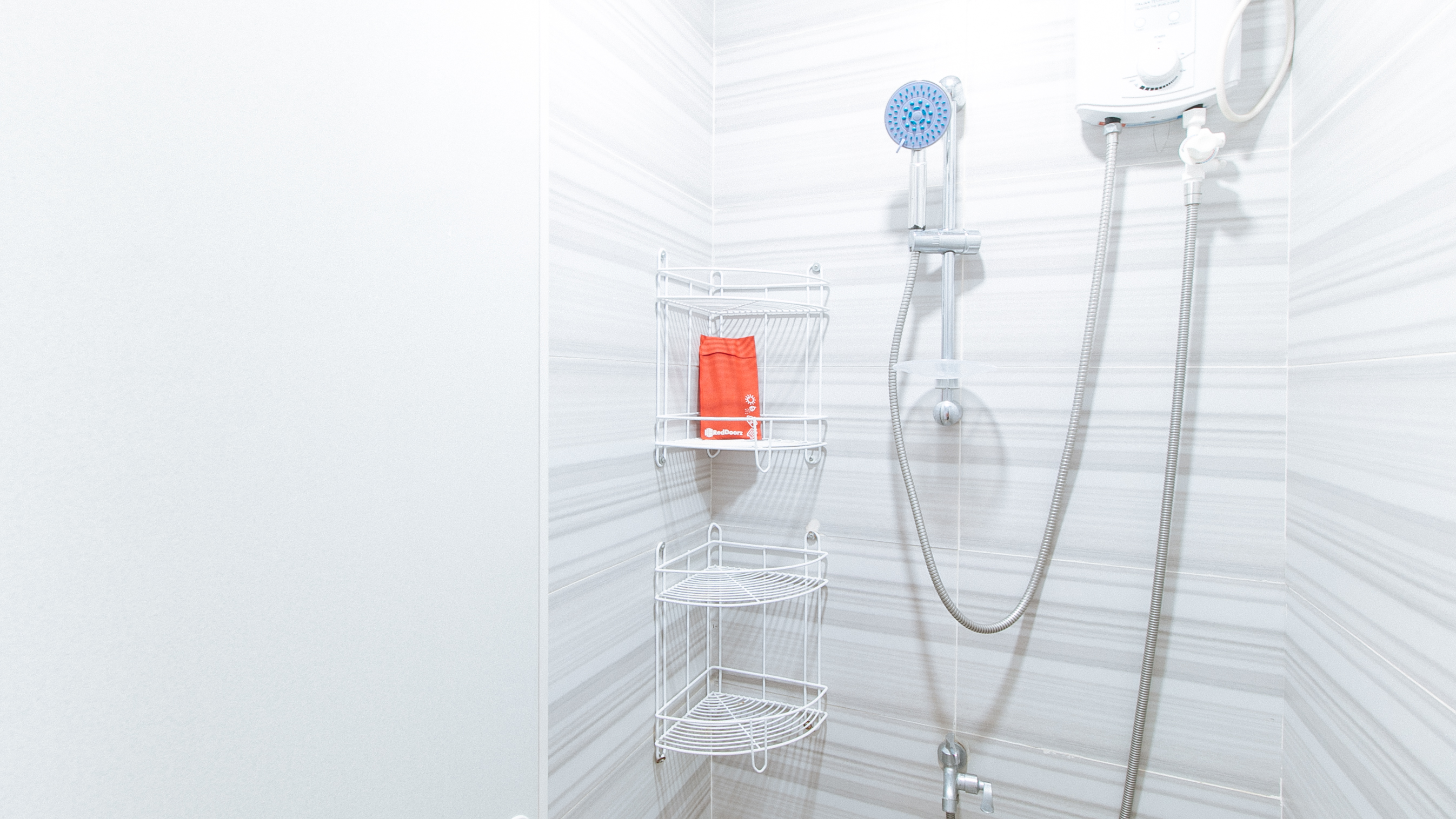 RedDoorz Plus at 1318 Residences