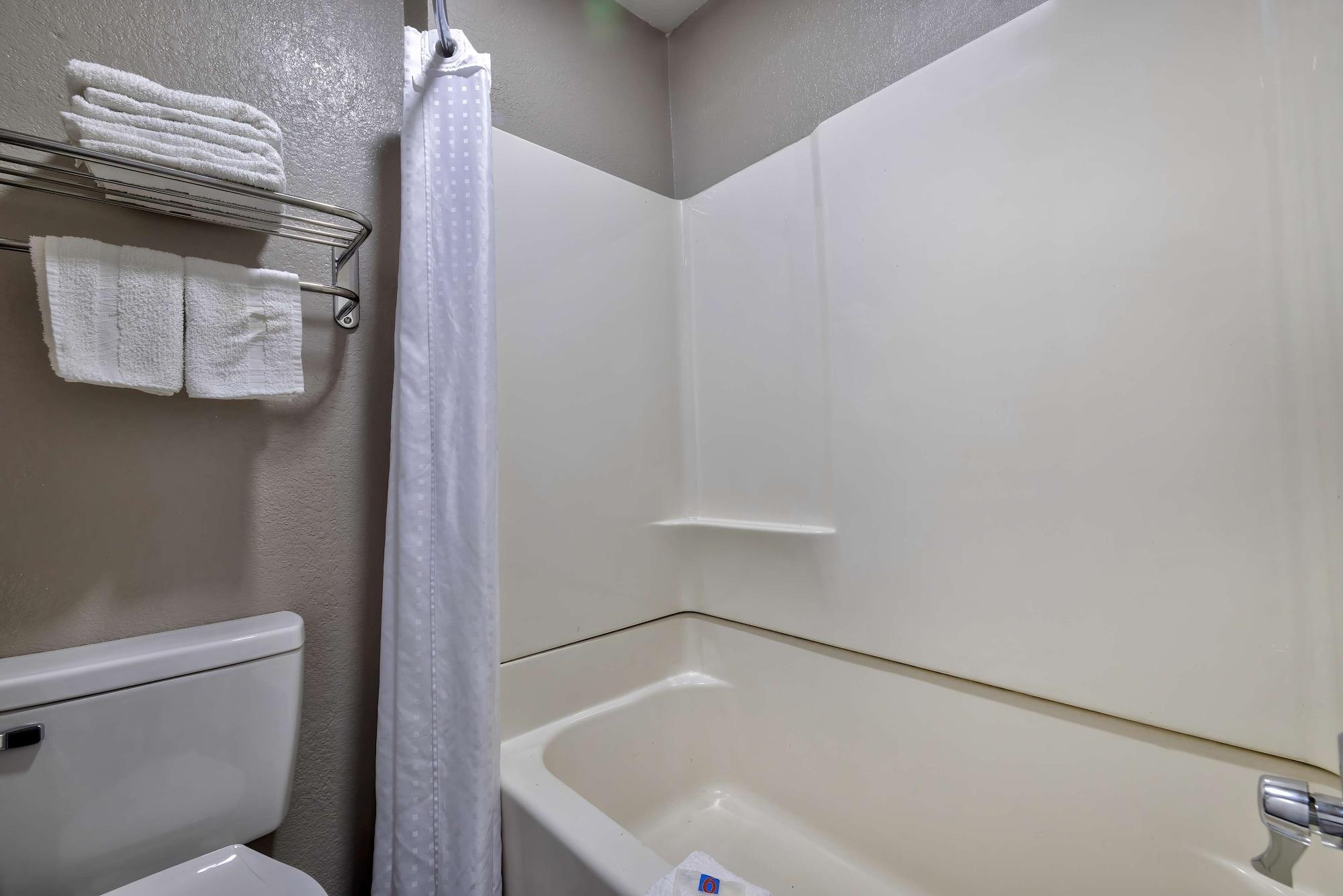 Little Rock Inn & Suites