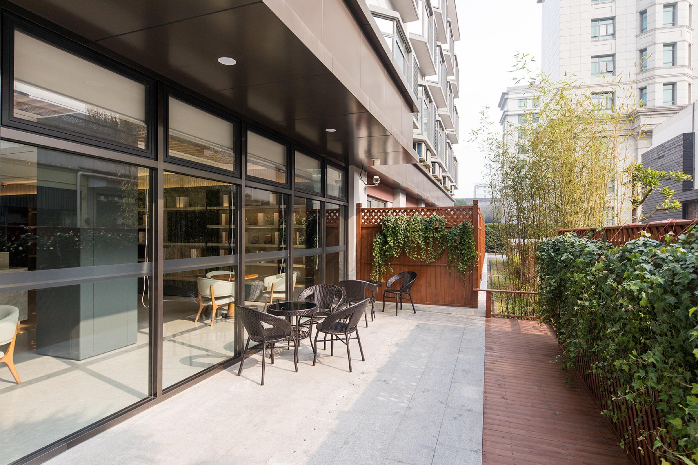 Ji Hotel (Shanghai Longbai Xincun Metro Station)