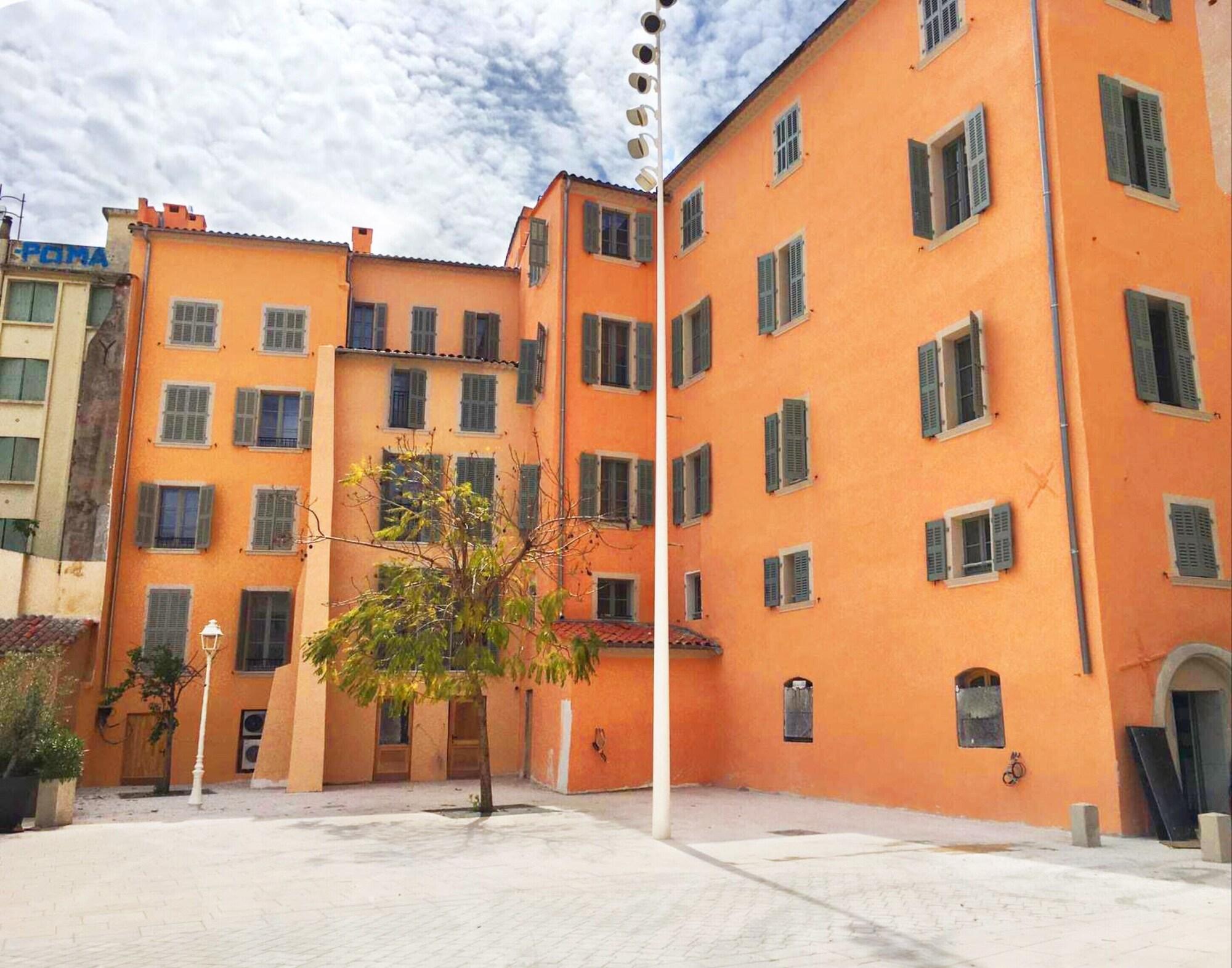 L' Eautel Toulon Port by null