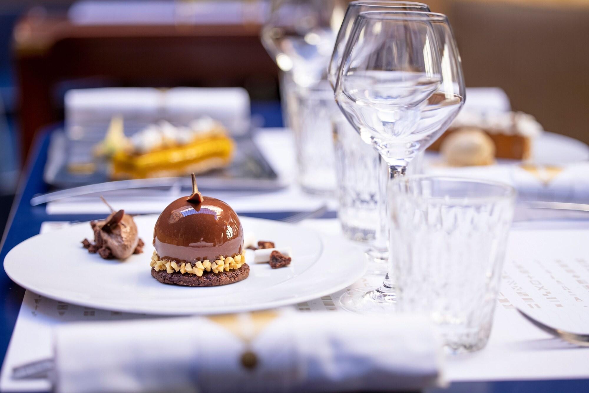 L' Eautel Toulon Port by null