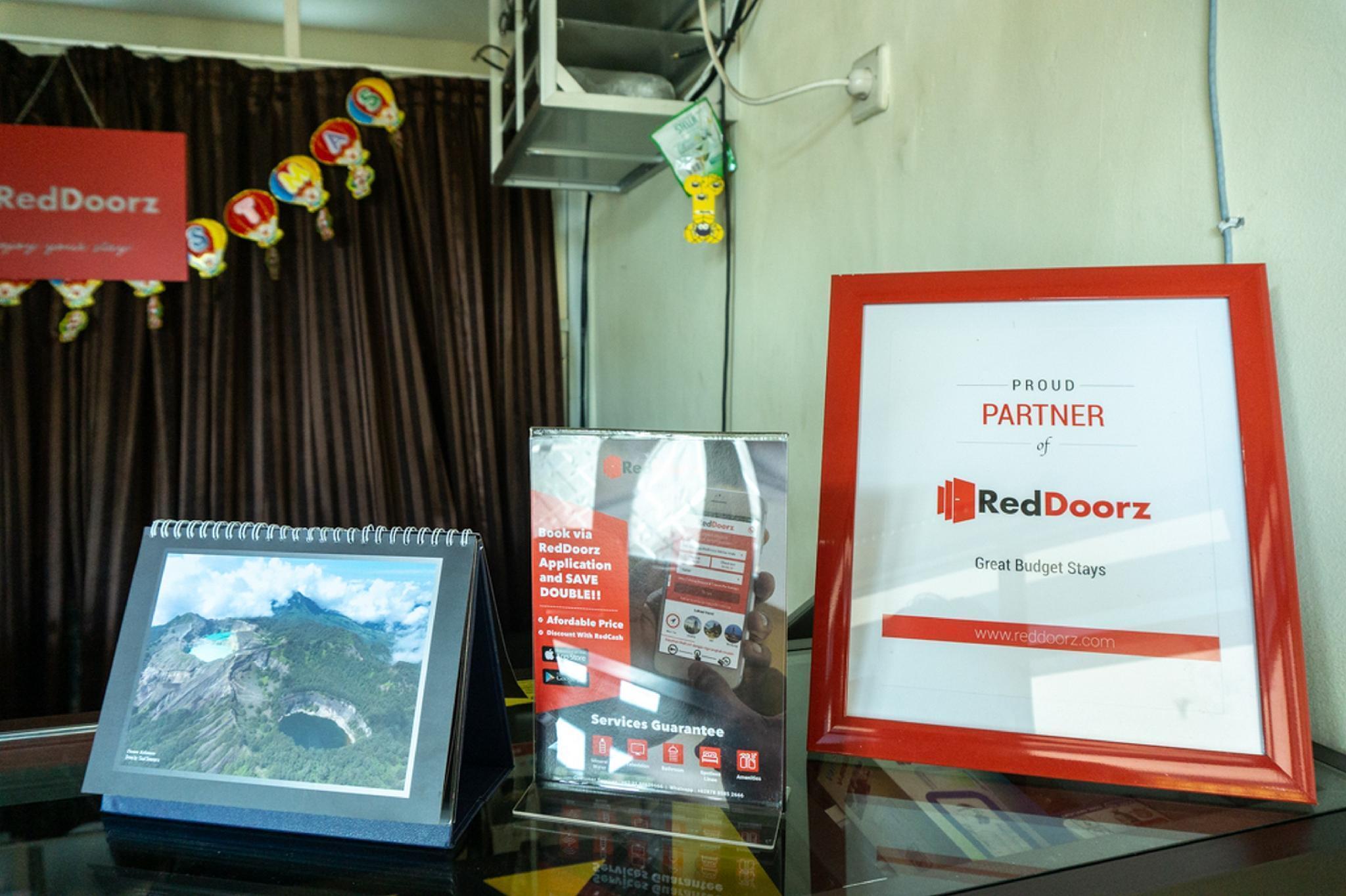 Lobby 2, Formerly RedDoorz H. Hasan Aroeboesman Airport, Ende