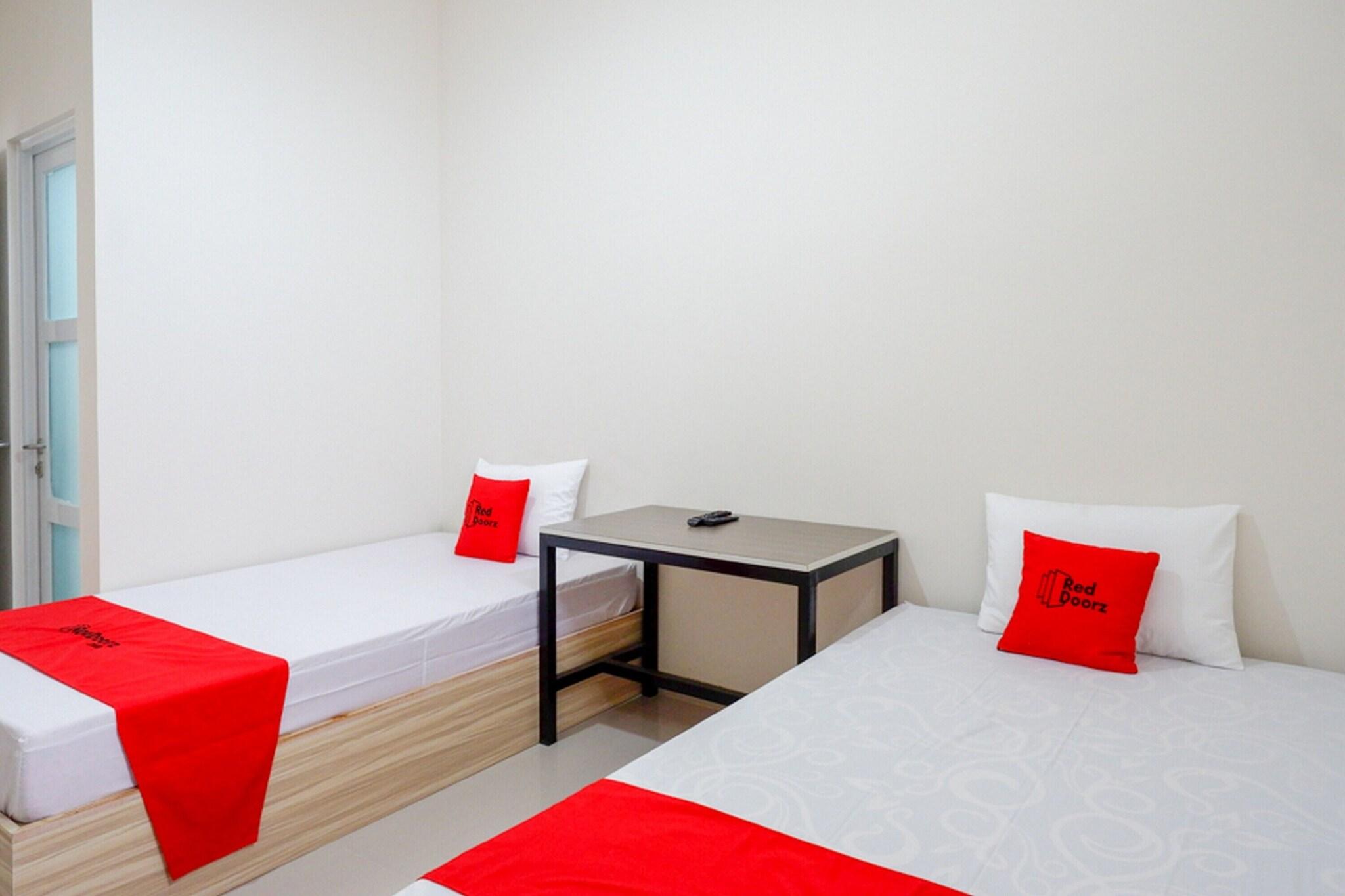 Formerly RedDoorz near Pacific Mall Tegal 2