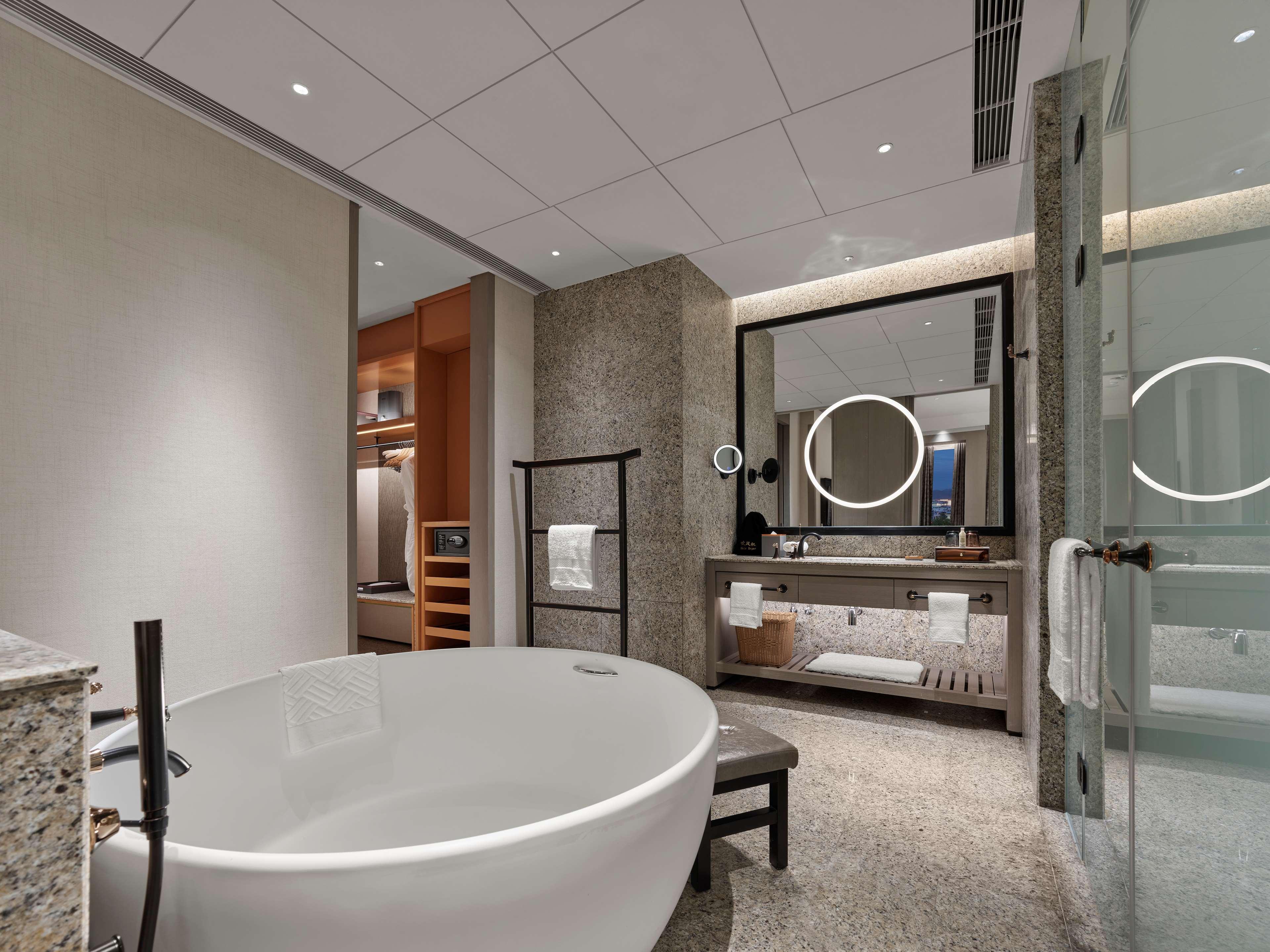 Suite, king