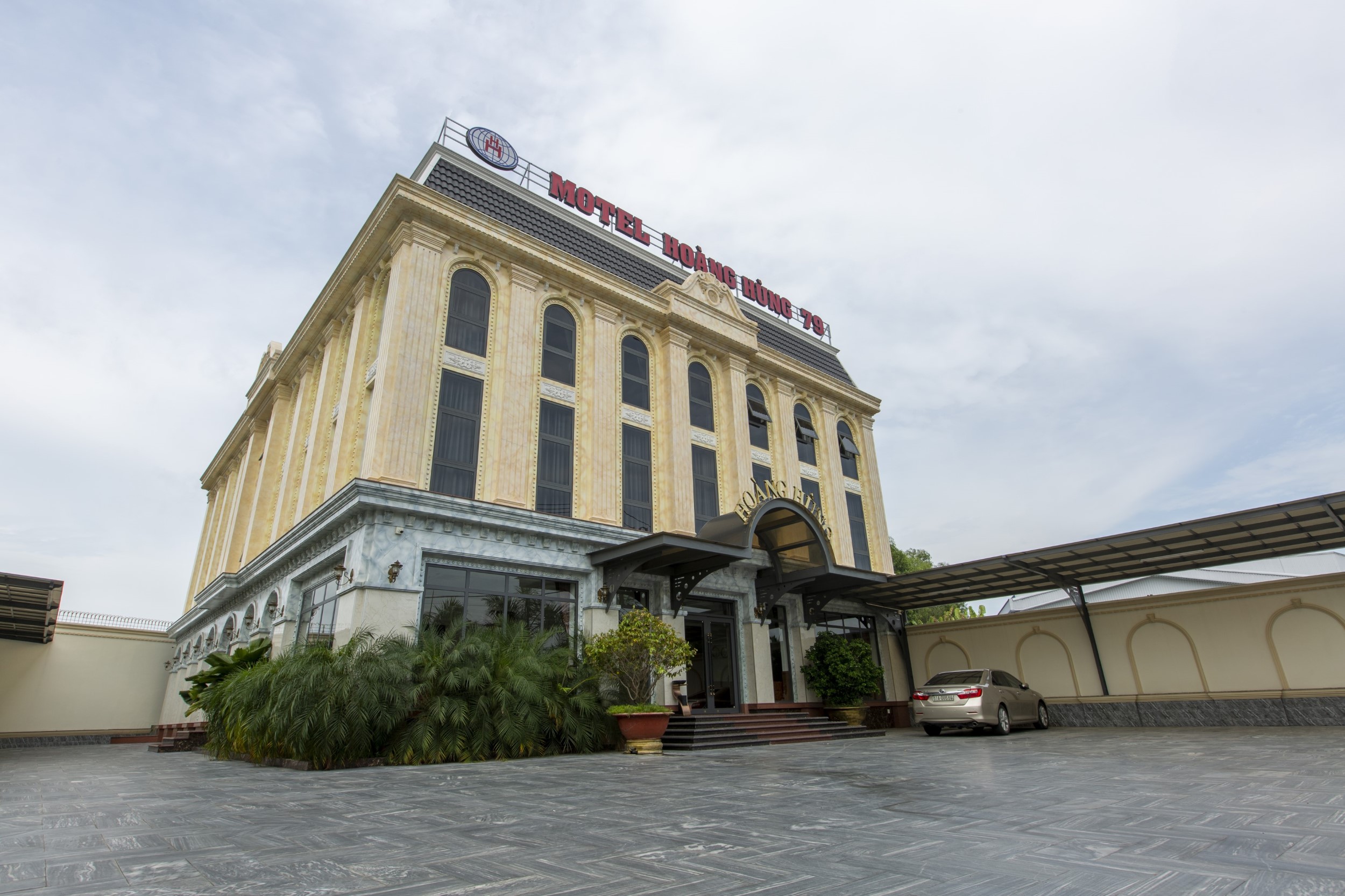 Khách sạn Hoàng Hùng image