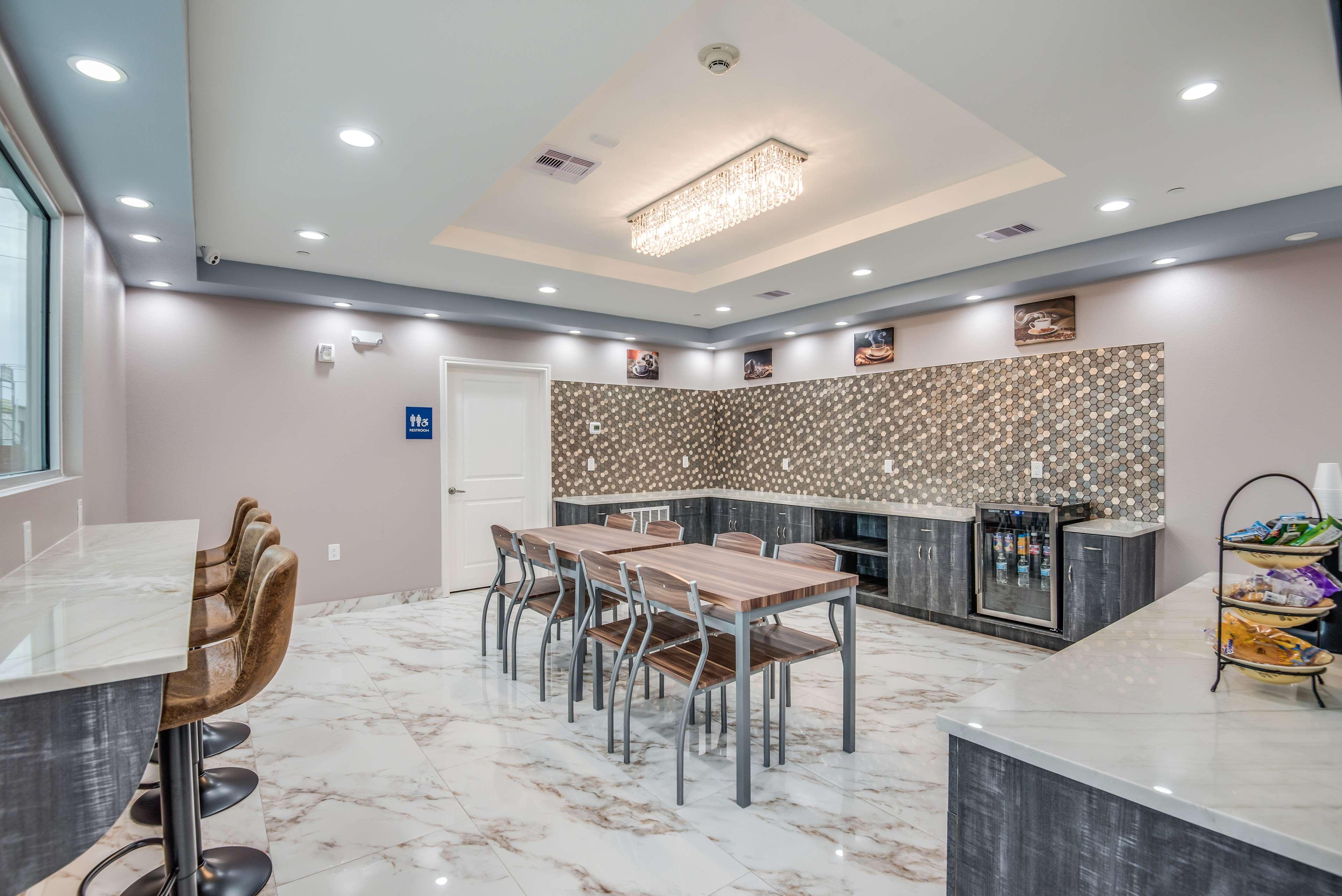 Americas Best Value Inn & Suites Houston at Hwy 6