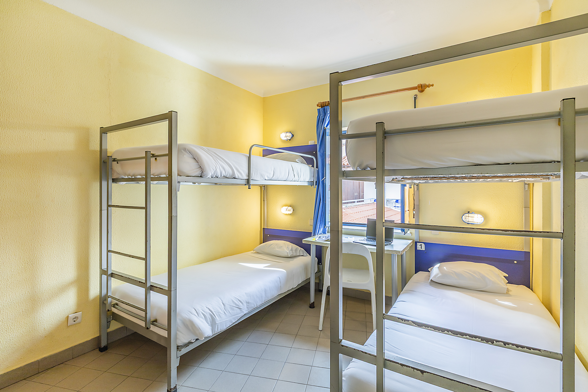 Chambre quadruple, pour hommes, salle de bain partagée, 4 lits
