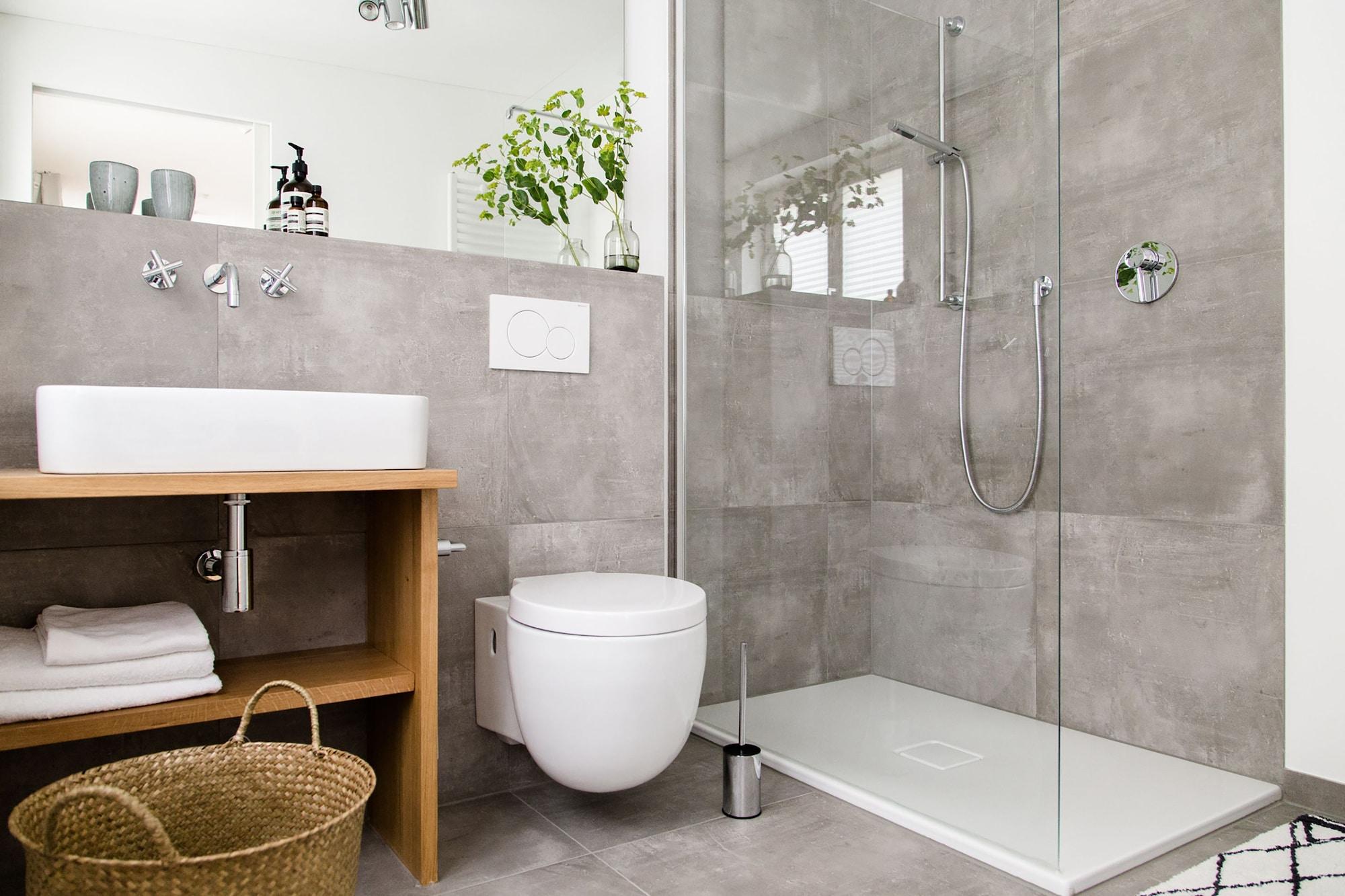 August The Boardinghouse by null