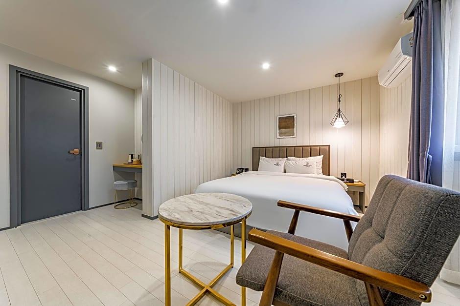 Brown-Dot Hotel Minam