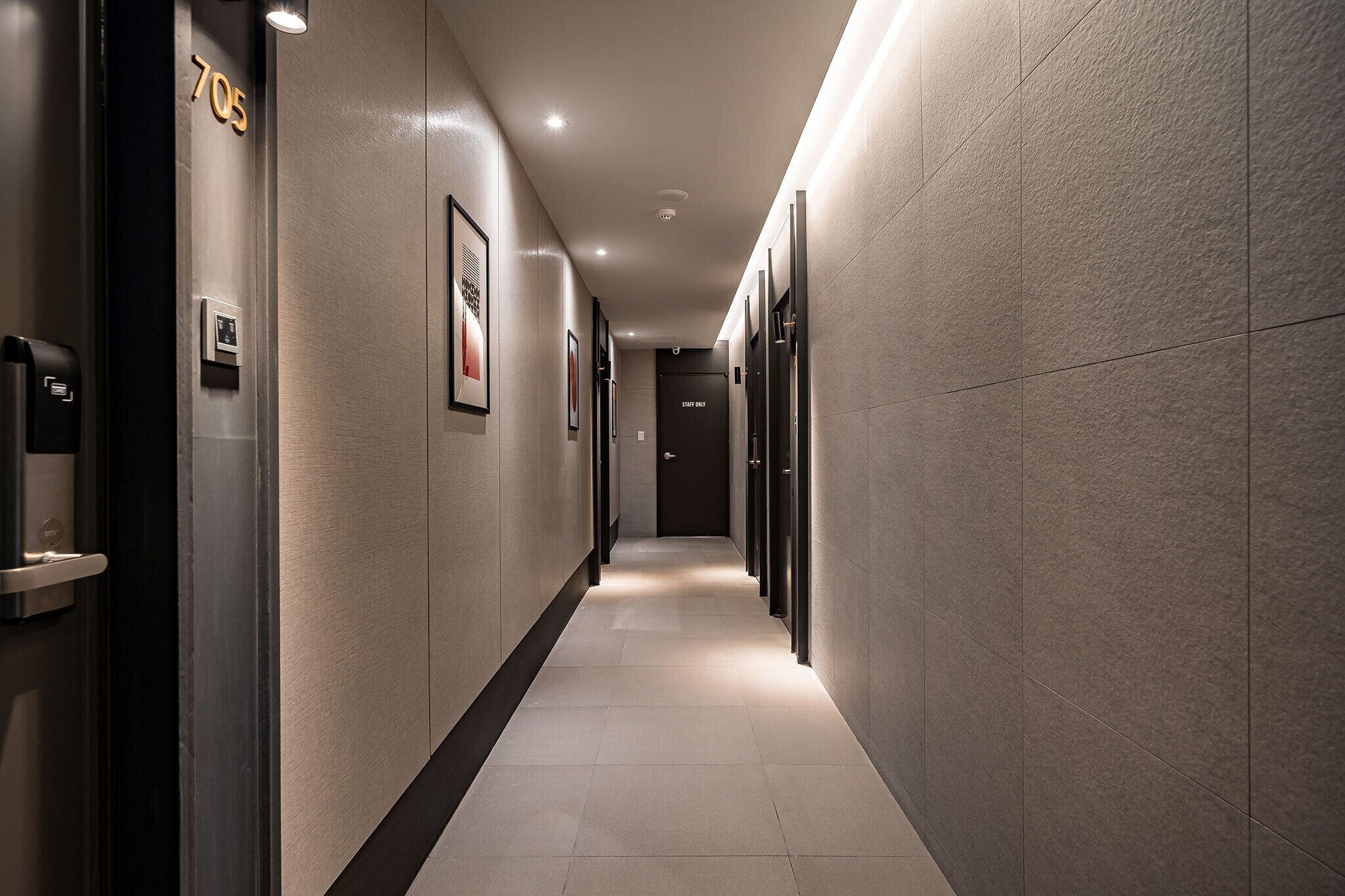 Brown-Dot Hotel Signature