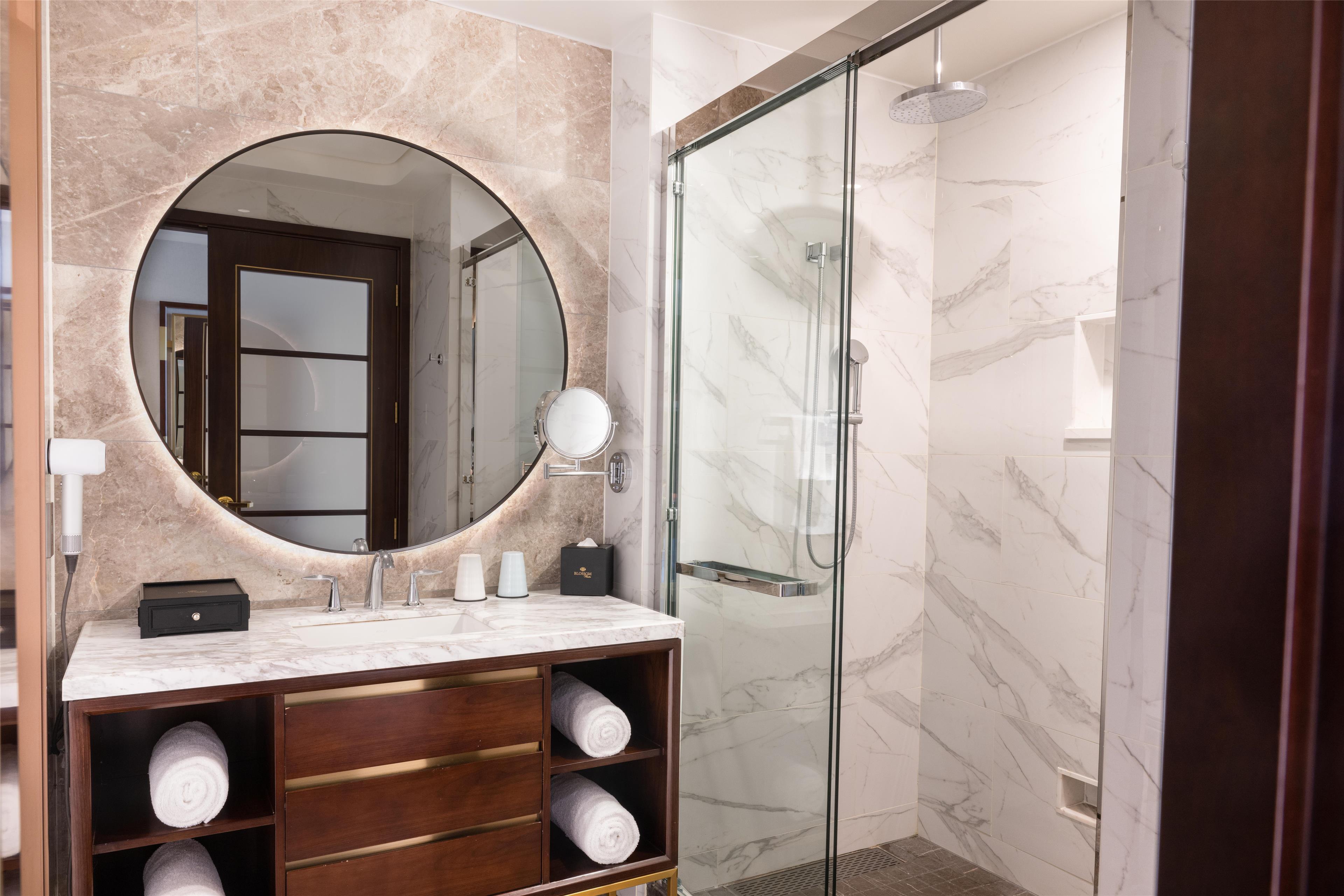Blossom Hotel Houston, Curio Collection by Hilton