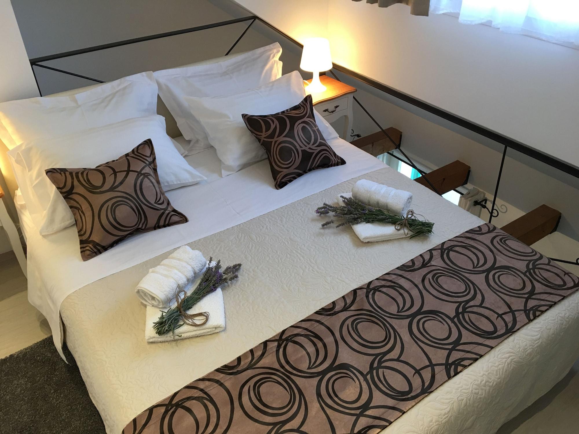 Central Split Apartments and Rooms Paese