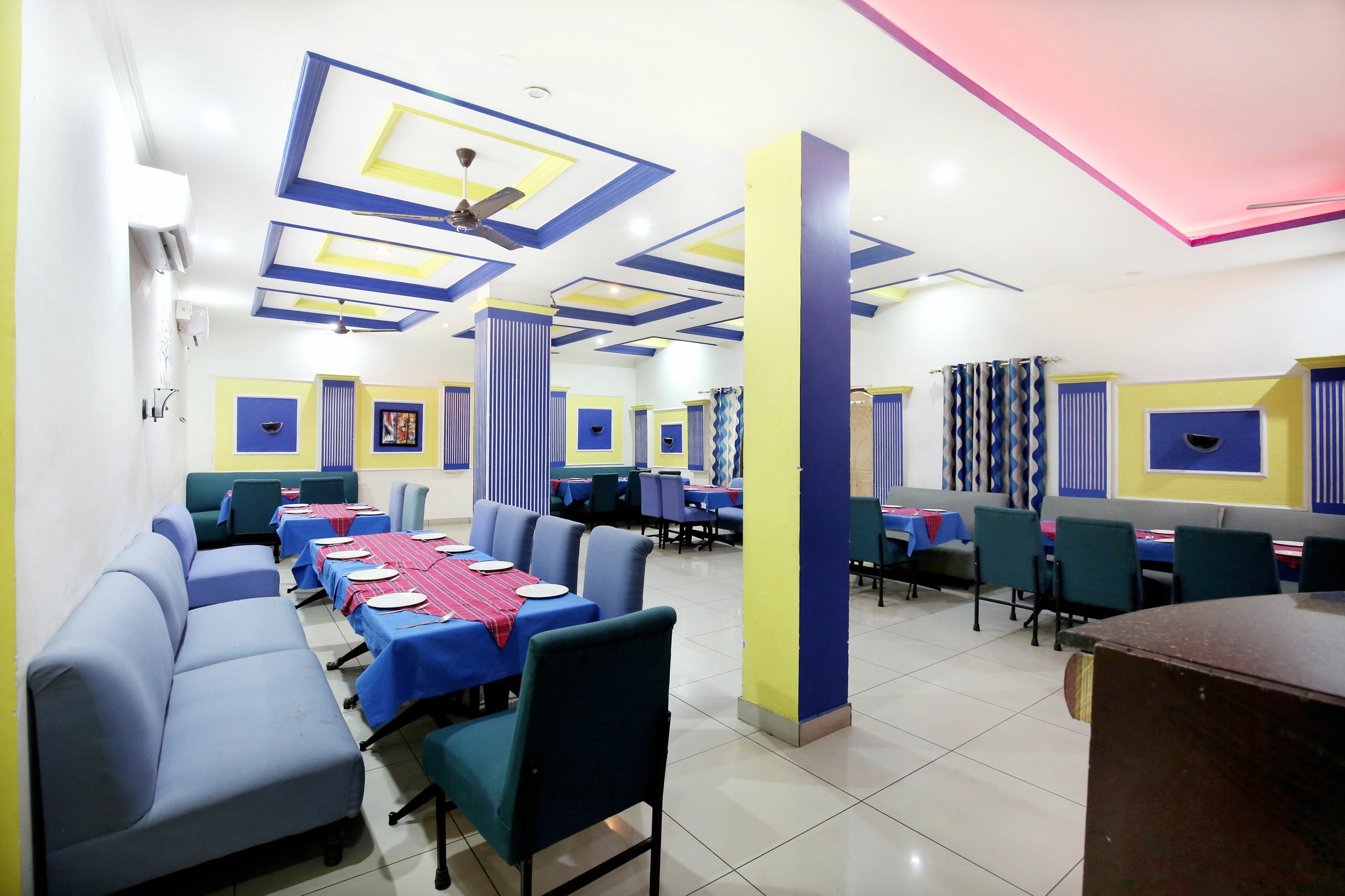 4256 Hotel Rajmahal