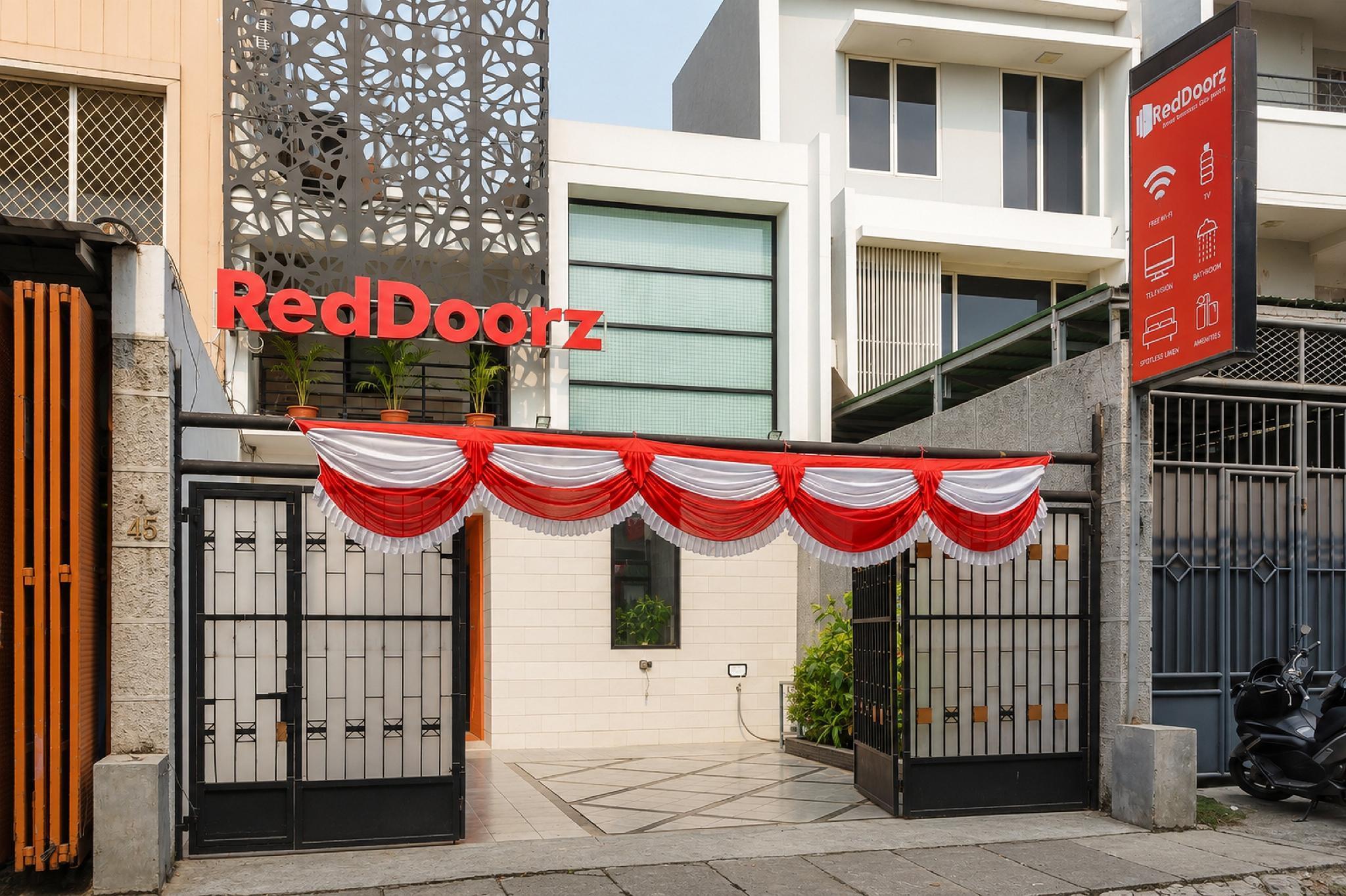 Exterior & Views 2, Formerly RedDoorz near Seasons City Mall 3, West Jakarta