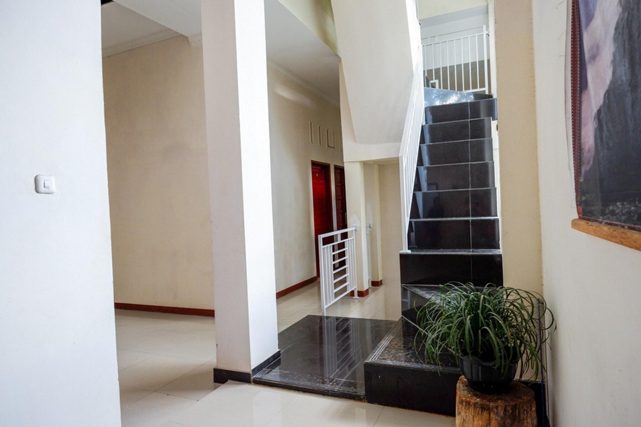 Lobby 5, Formerly RedDoorz @ Makale Tana Toraja, Tana Toraja