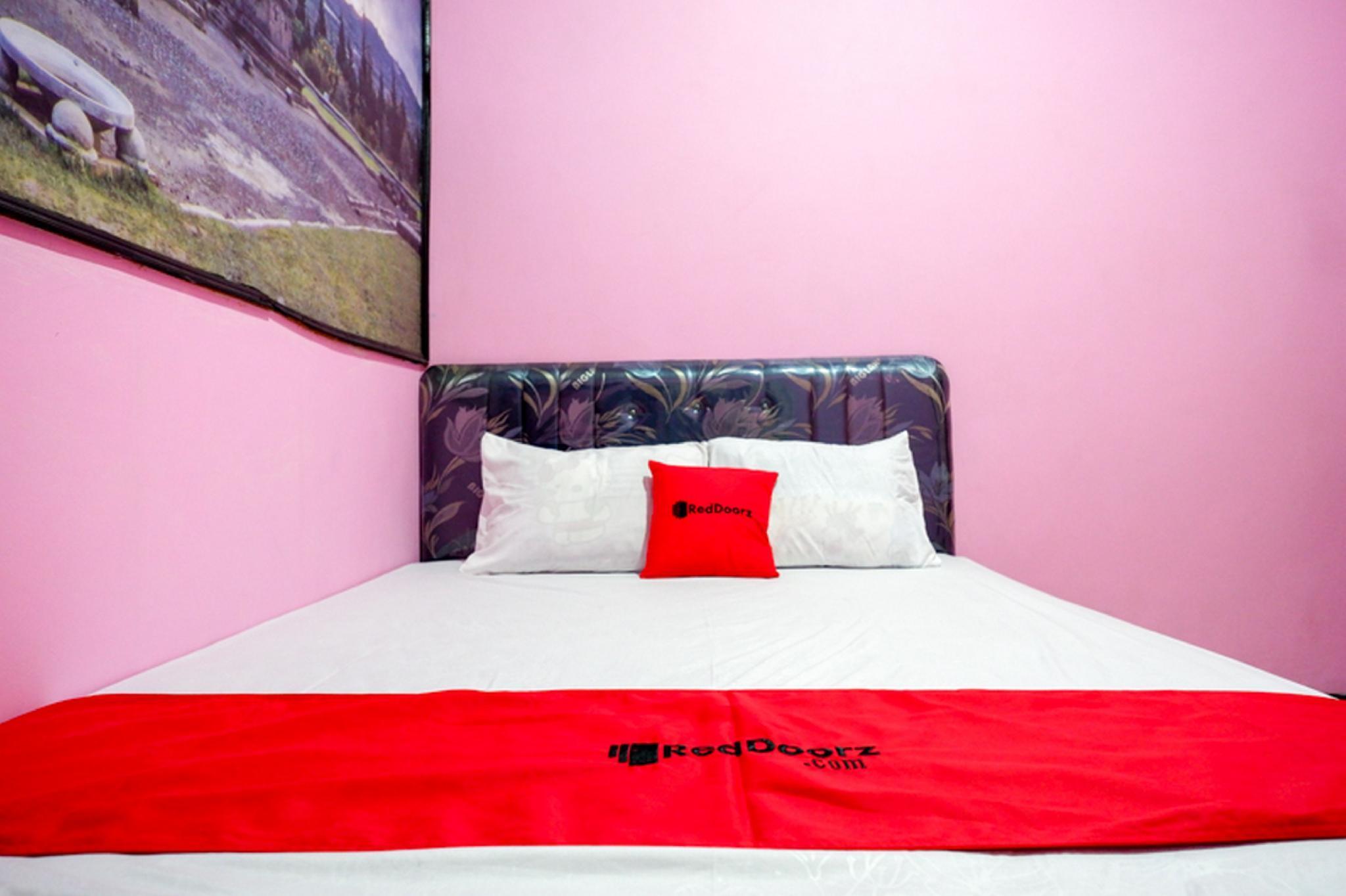 Bedroom 5, Formerly RedDoorz Syariah near Telaga Warna Dieng, Wonosobo