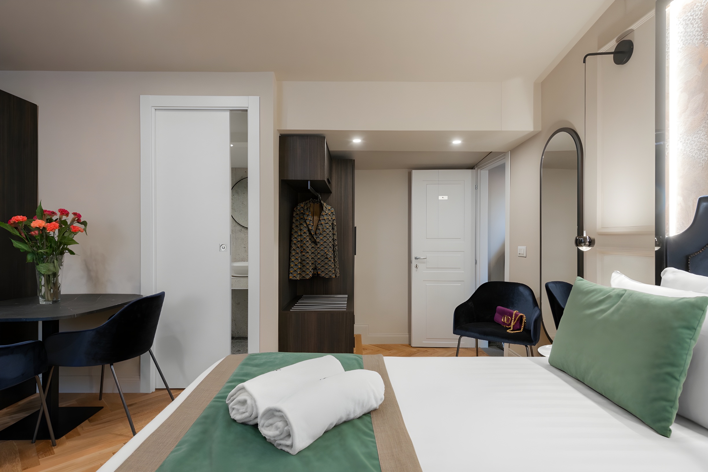 Hotel 77 Seventy Seven by null