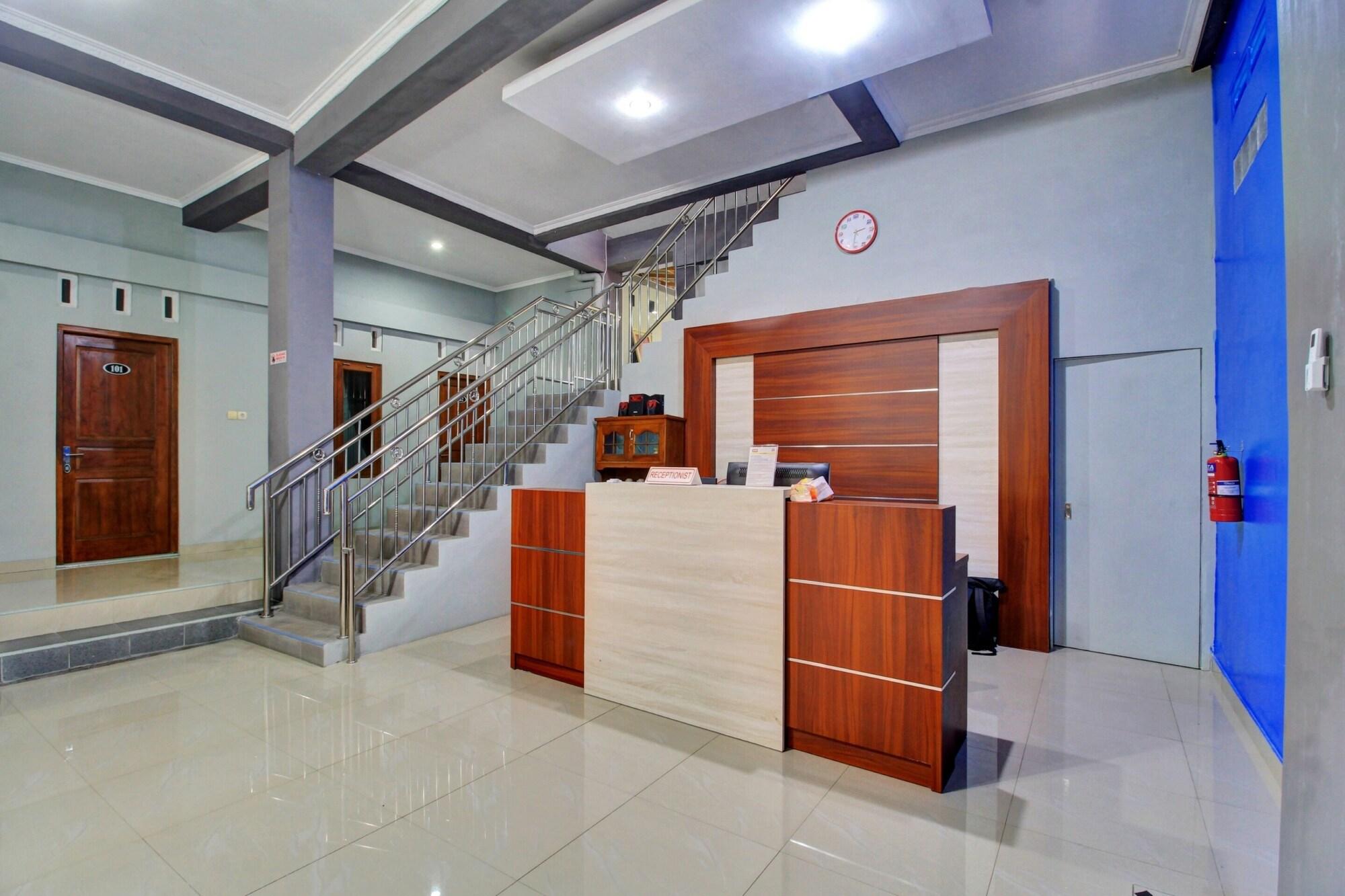 Lobby 5, OYO 90767 Gm Guest House, Wonogiri