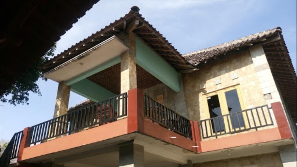 Bina Karya Guesthouse by ZUZU