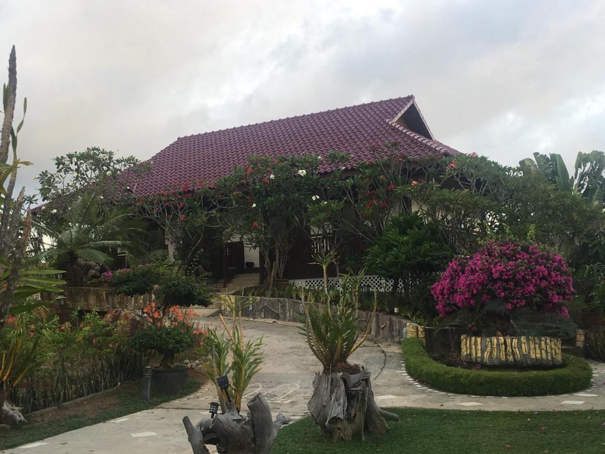 Singgahsana Villa by ZUZU