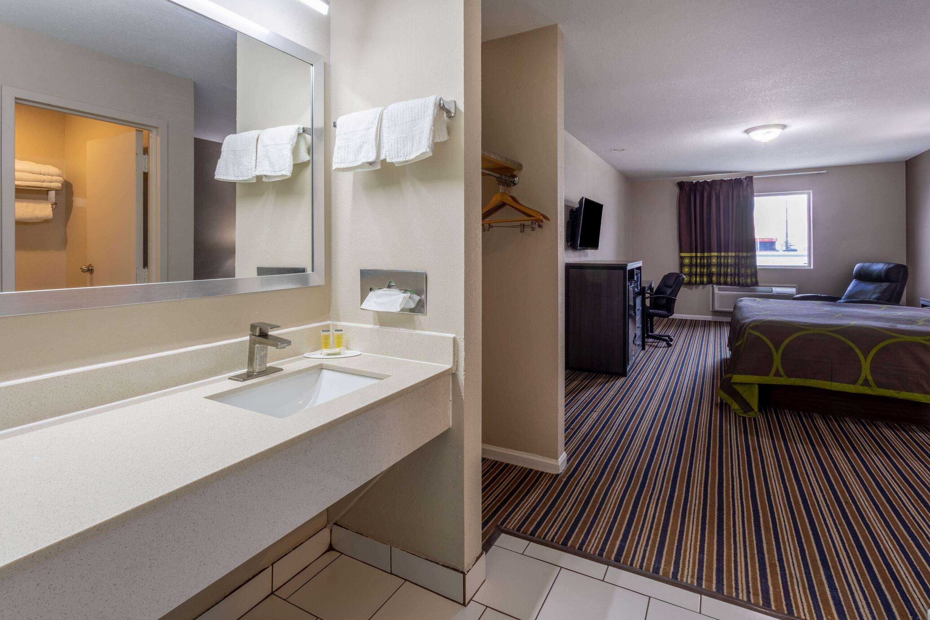 Super 8 by Wyndham Missouri Valley