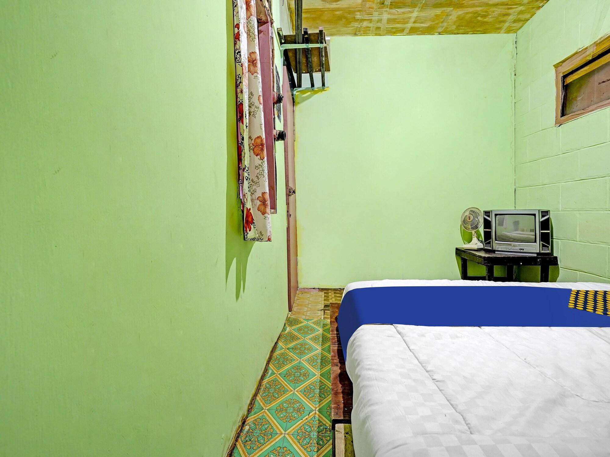 Room 4, SPOT ON 91320 Pondok Elia Syariah, Bandung