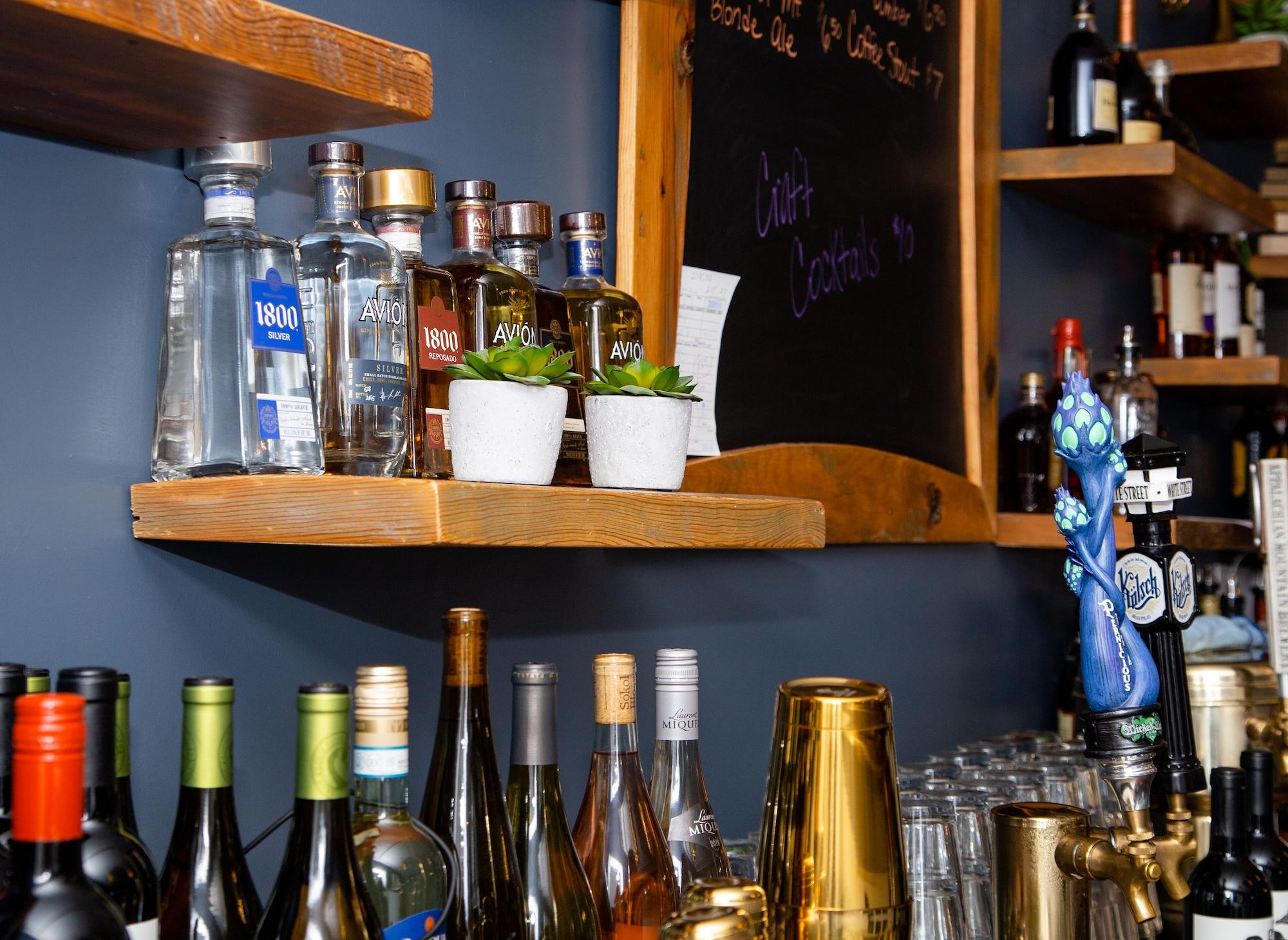 The Colonial Inn by null