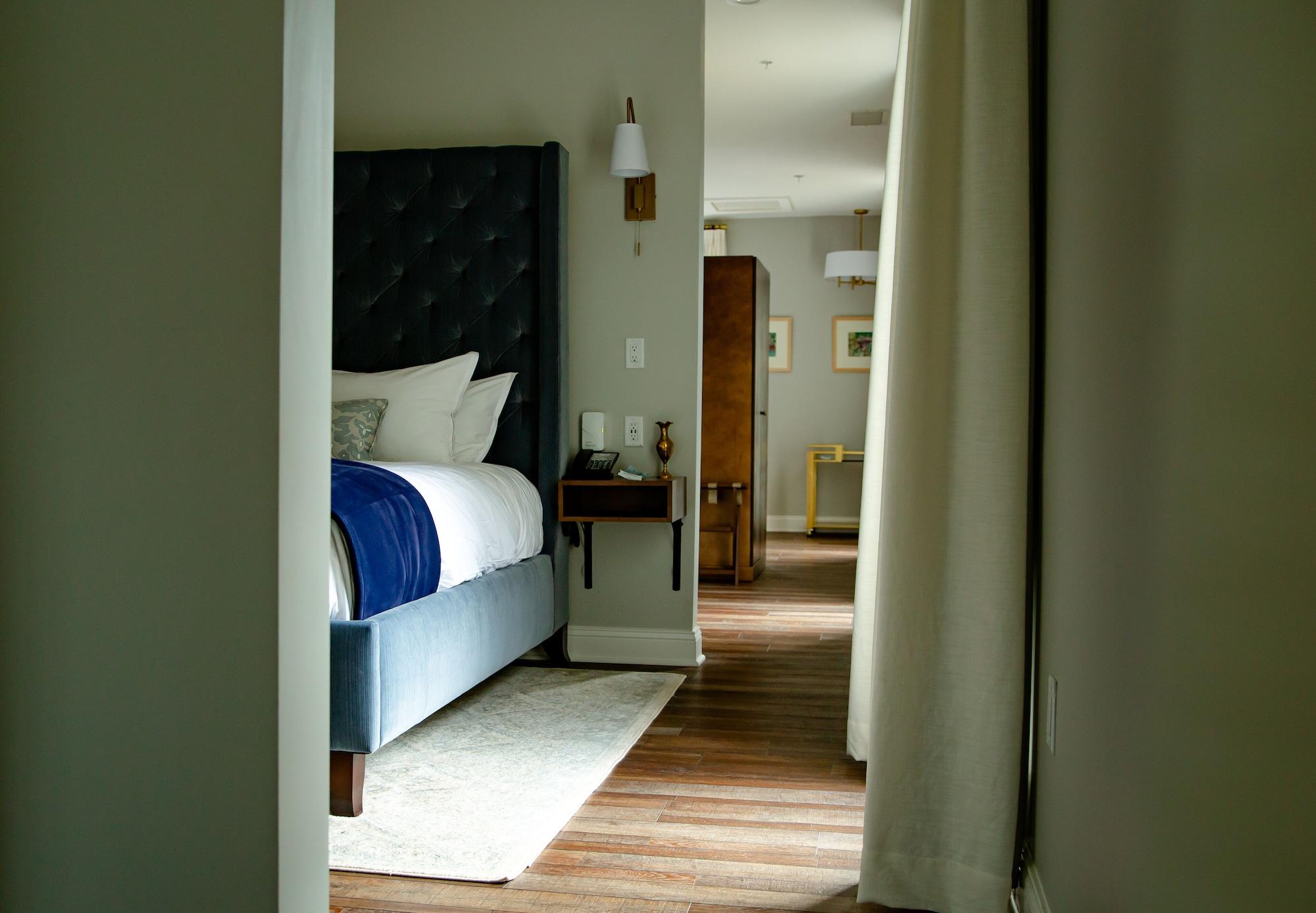 The Colonial Inn by null