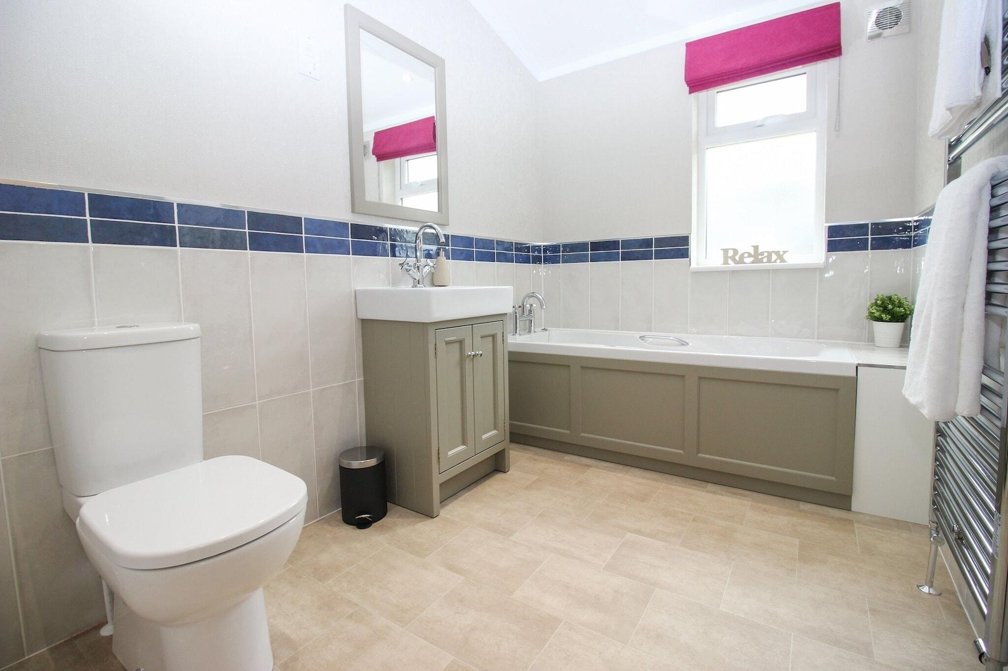 Room 3, Hollicarrs - Dragonfly Lodge, York