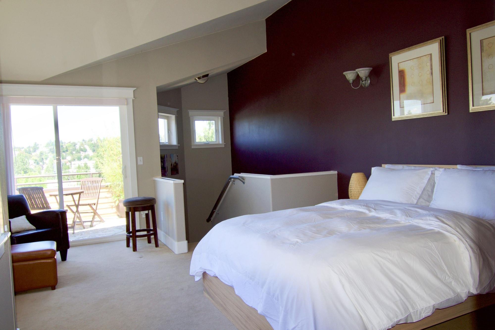 Walkable OTS Mid Century Condo-Pool
