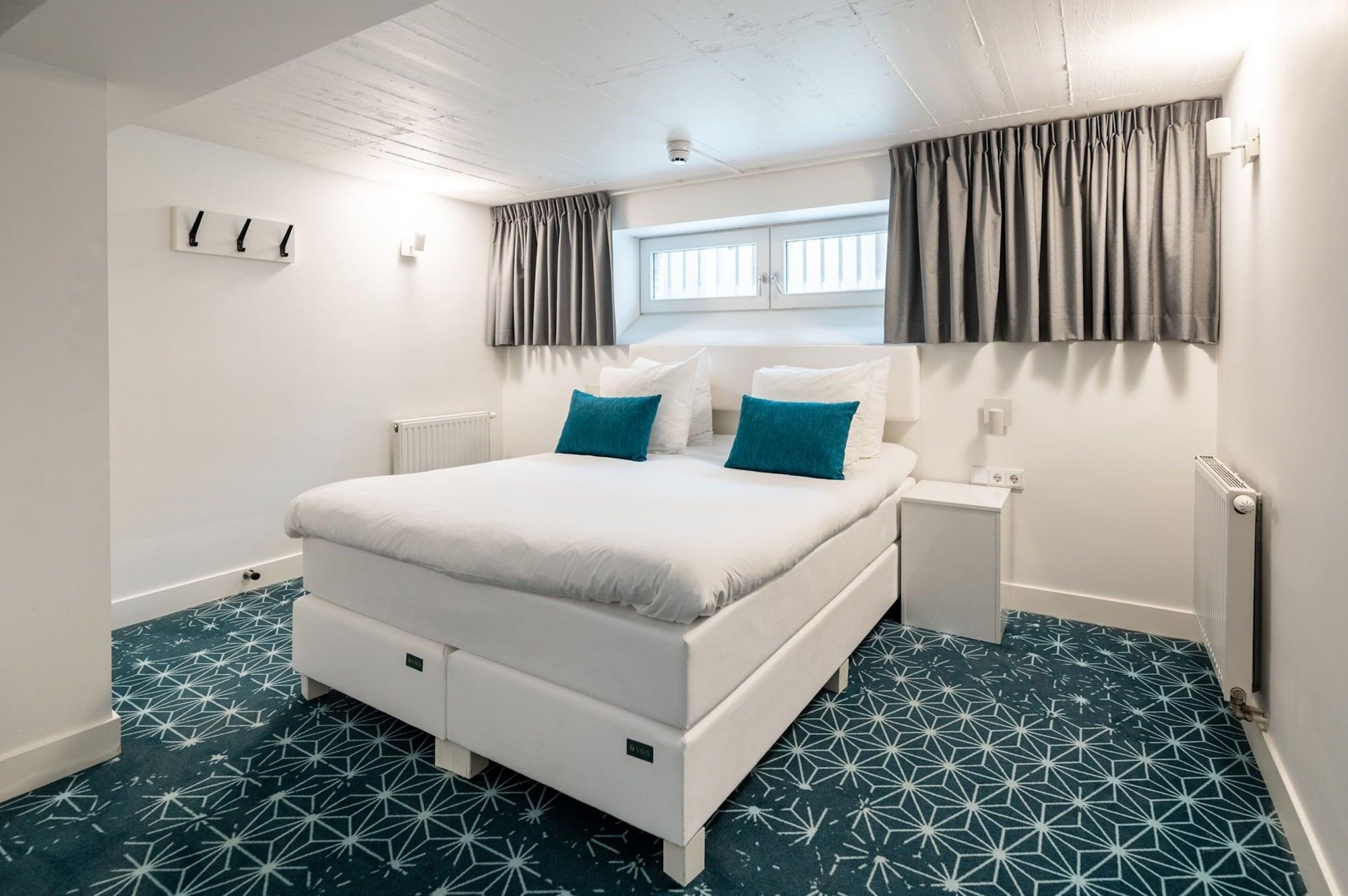 YAYS Amsterdam Salthouse Canal by Numa by null