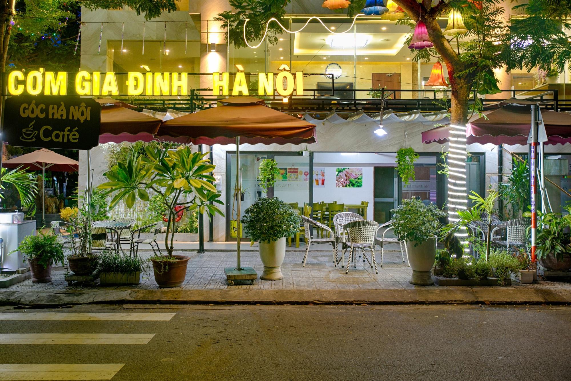 La Beach Hotel