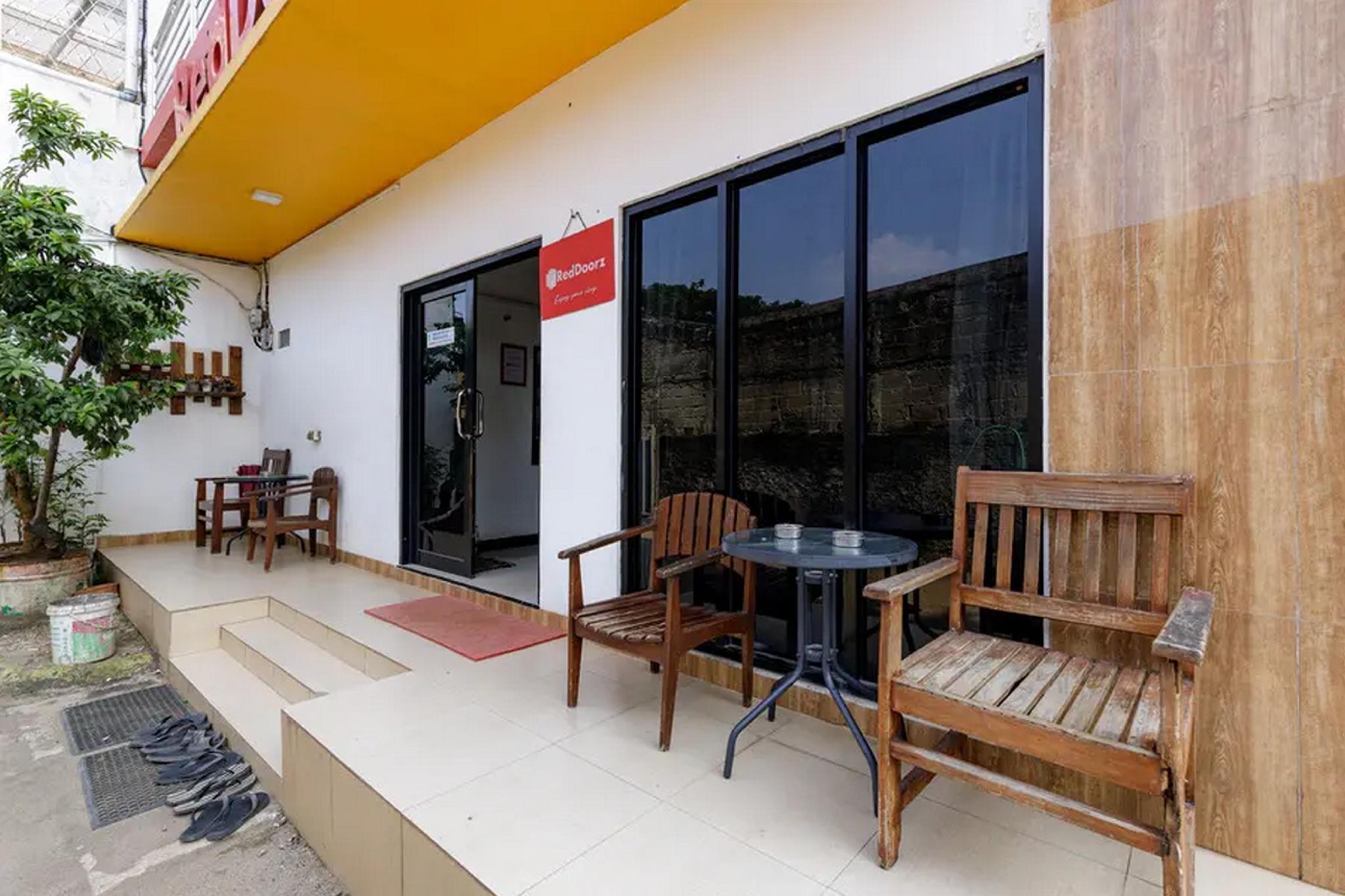 Reddoorz Plus Near Trans Studio Cibubur 2