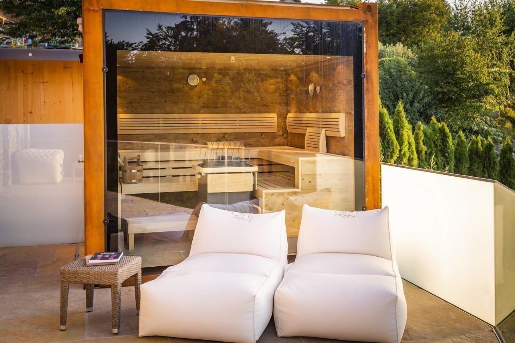 Room 3, Golden Hill Country Chalets & Suites, Leibnitz