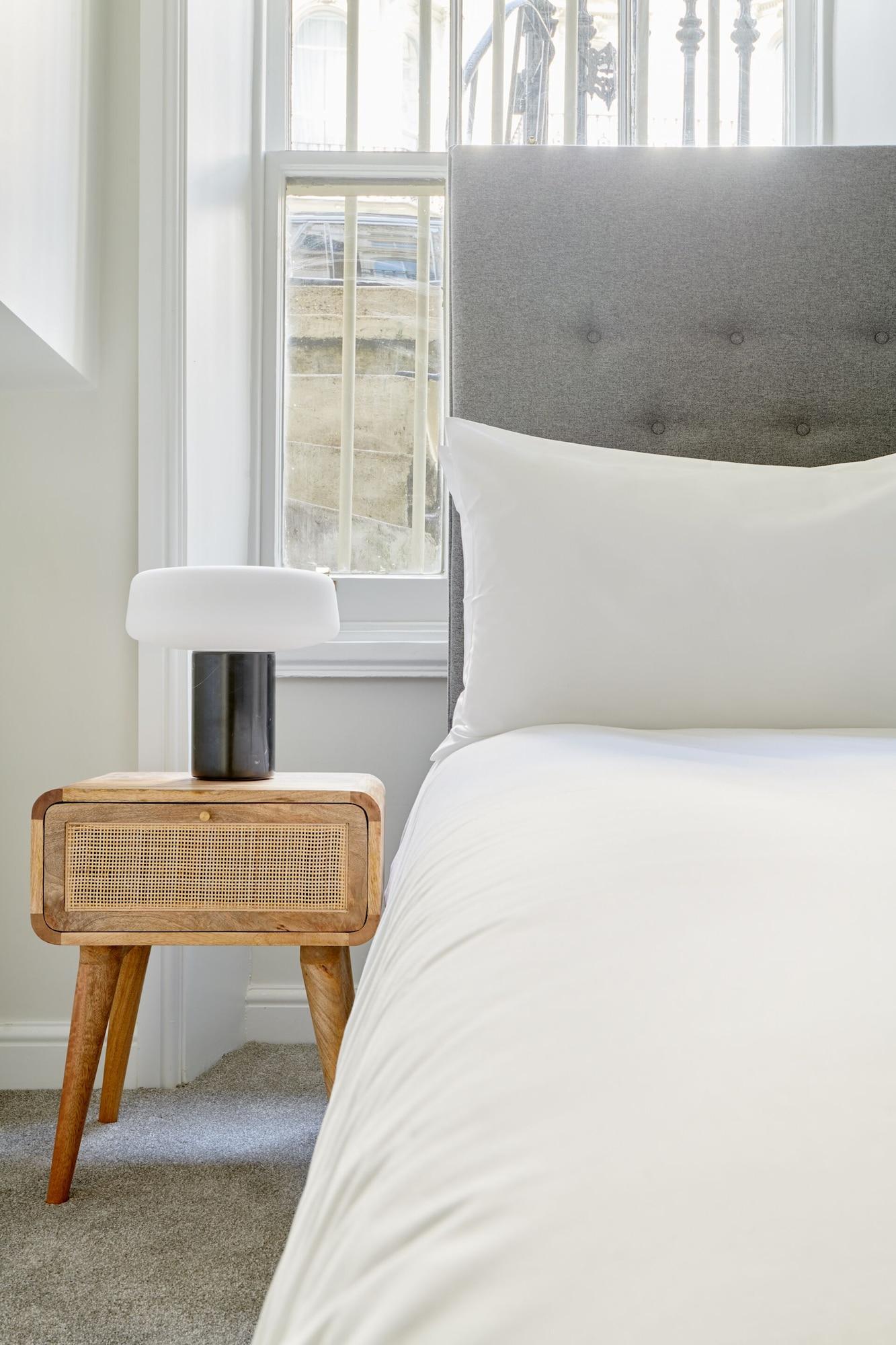 Kensington Gardens Hotel, Sonder by null