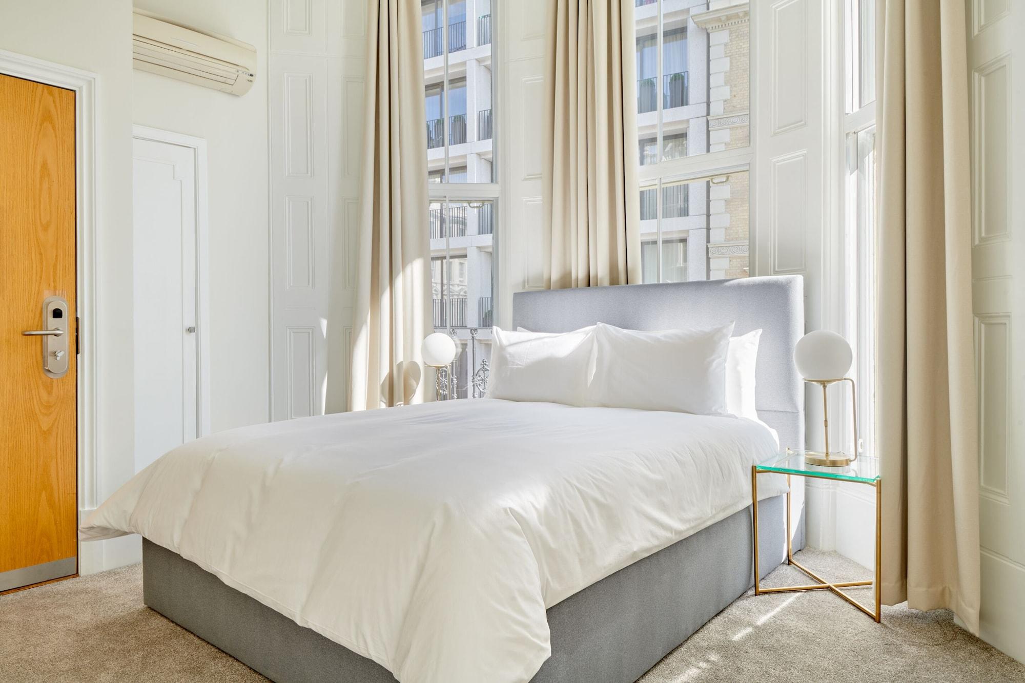 Kensington Gardens Hotel, Sonder by null