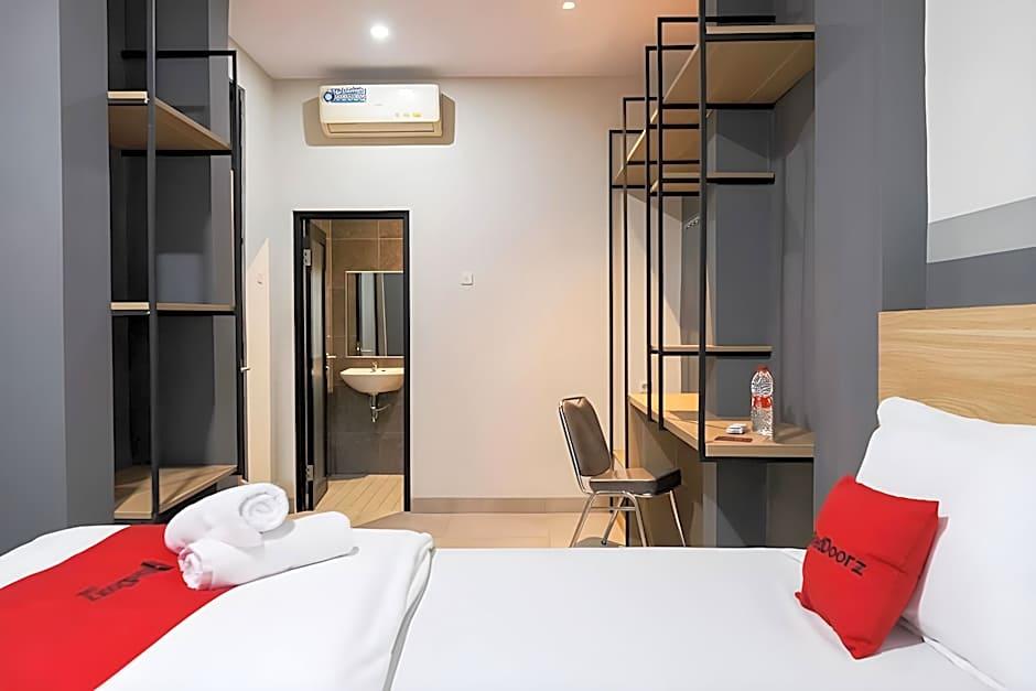 Reddoorz Plus Near Taman Anggrek Mall