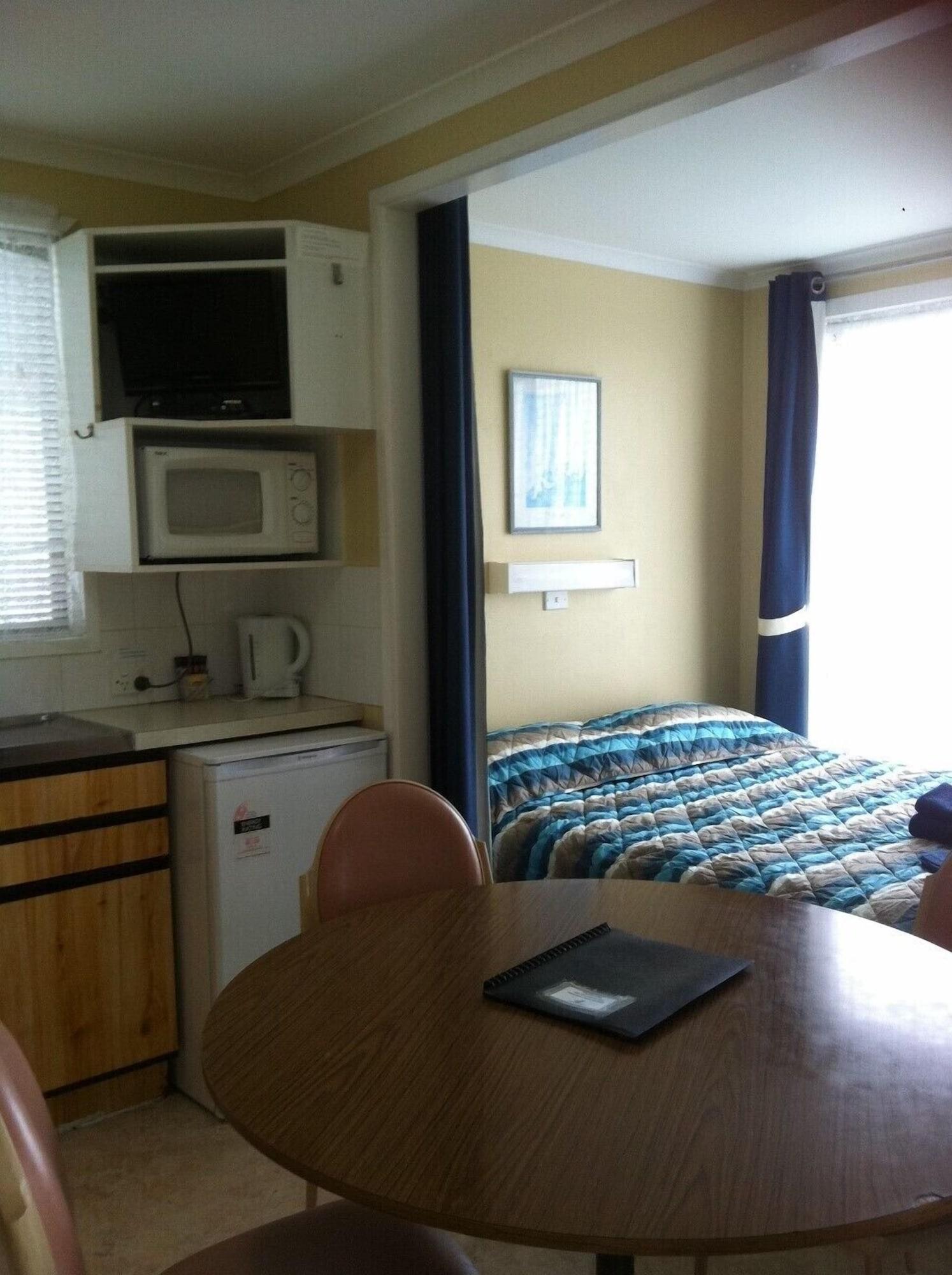 Room 4, Gum Tree Caravan Park, Moyne - South
