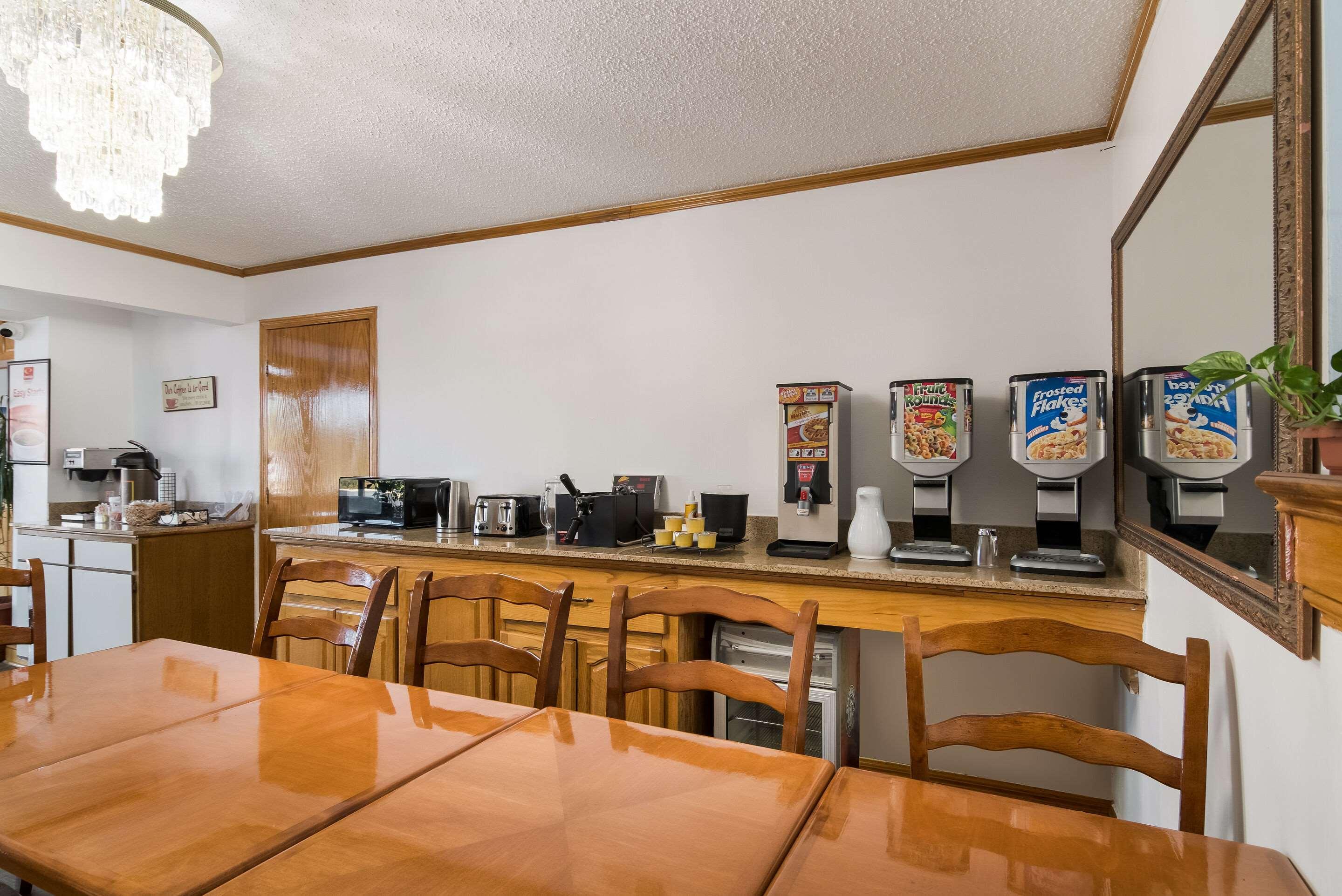 Econo Lodge Calhoun