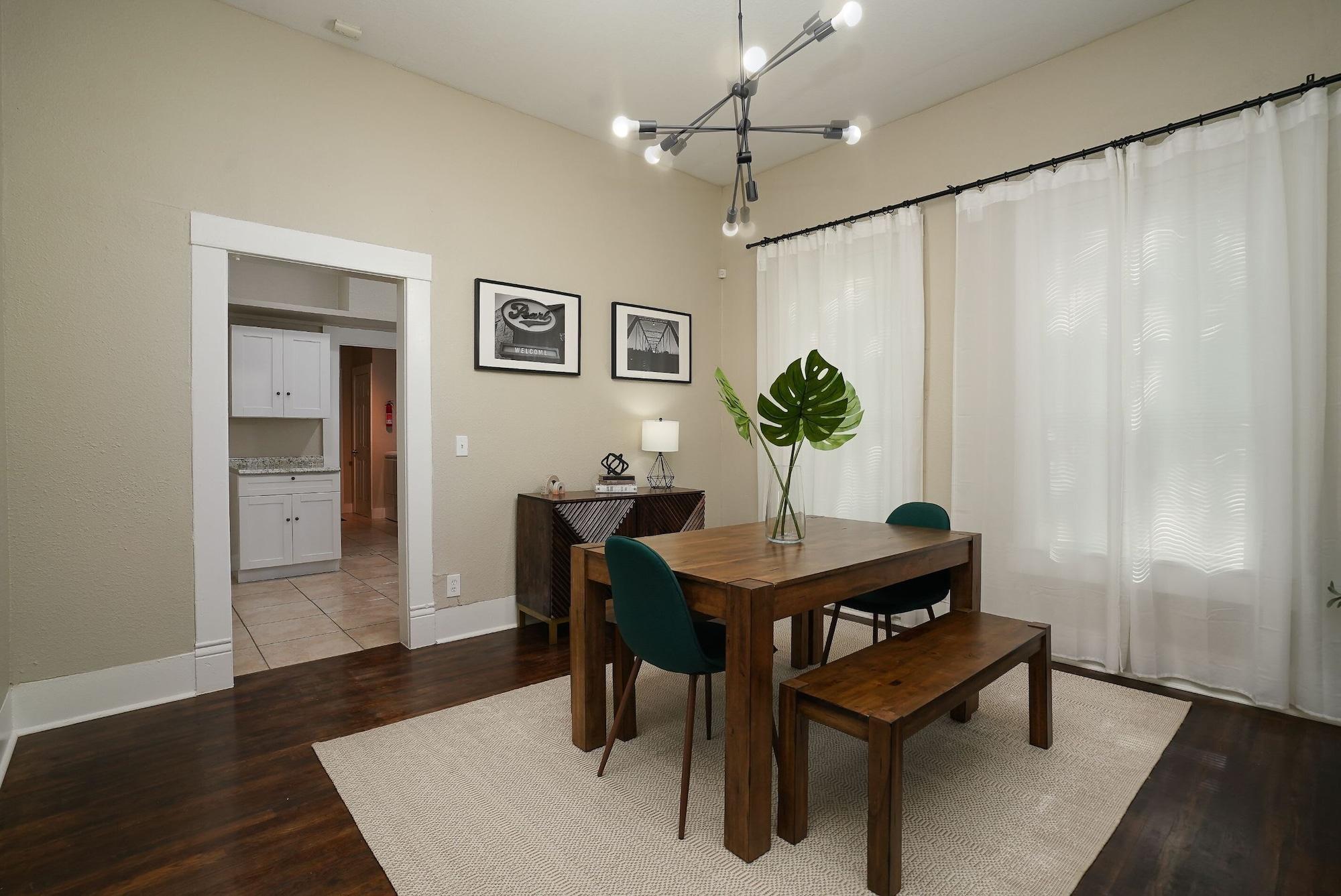 Amazing Fully Fenced Home Only 1 7 Mi To Downtown