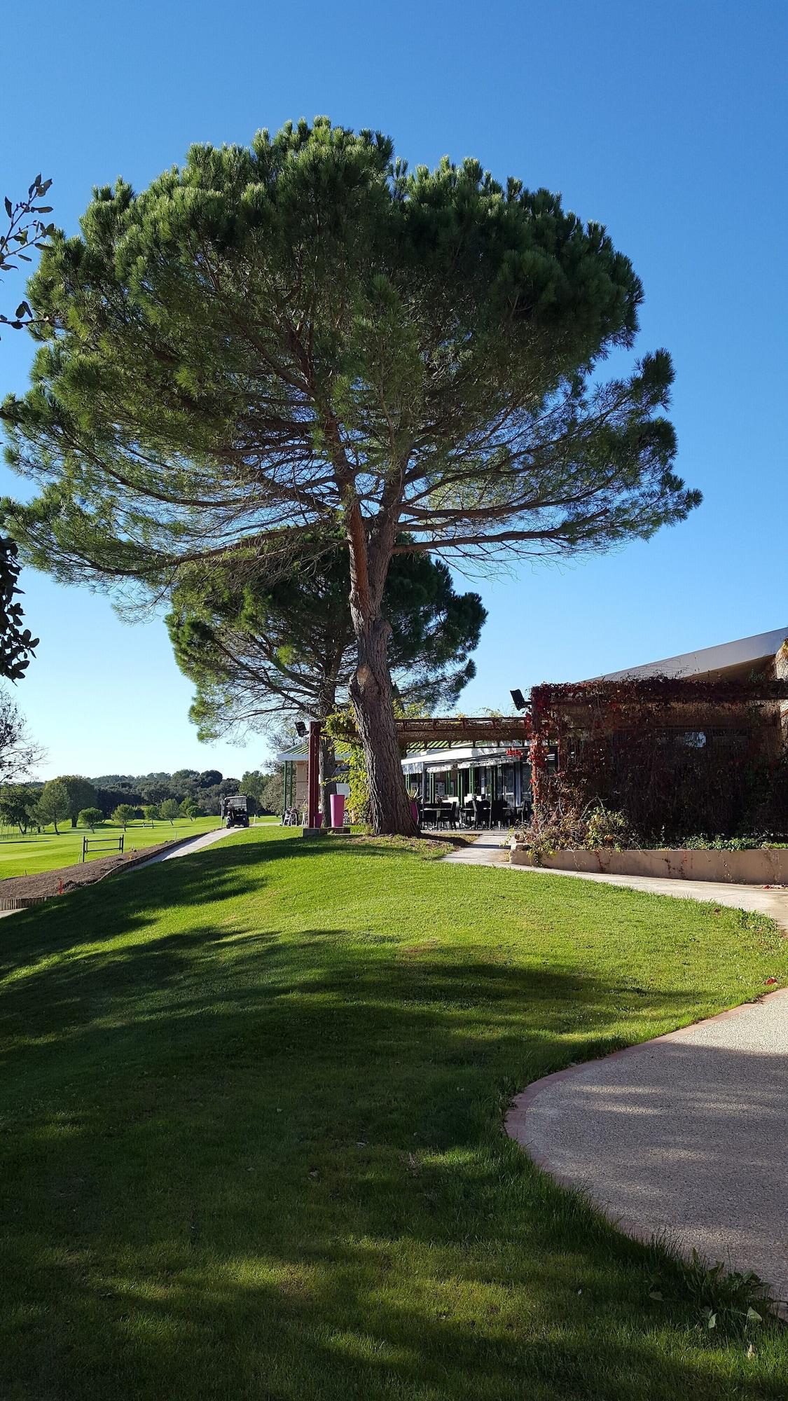 Golf Ra Sidence De Na Mes Vacquerolles