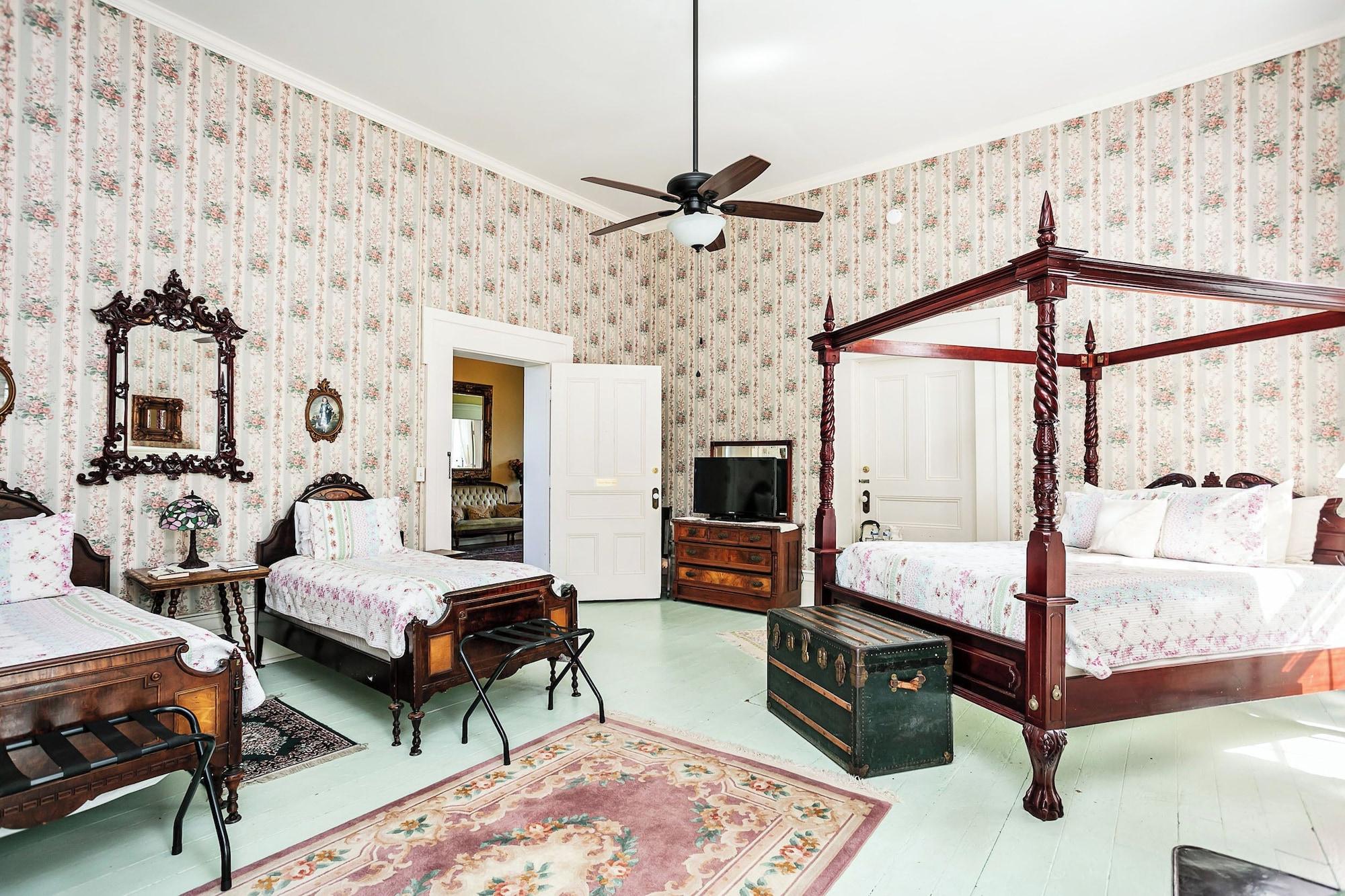 Room 5, 1851 Historic Maple Hill Manor B B, Washington