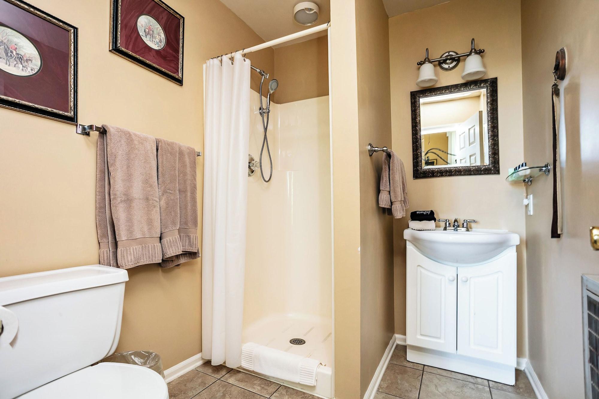 Room 2, 1851 Historic Maple Hill Manor B B, Washington