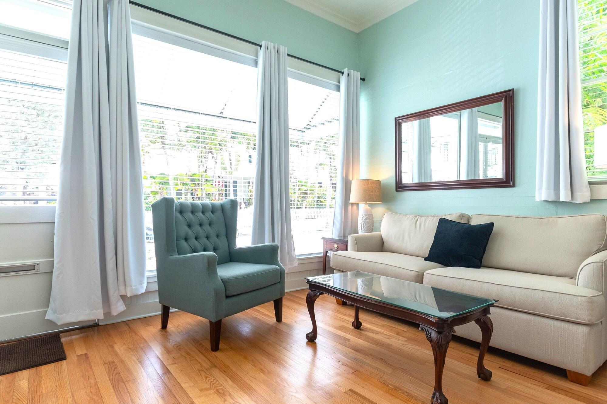 The Porch On Frances Inn