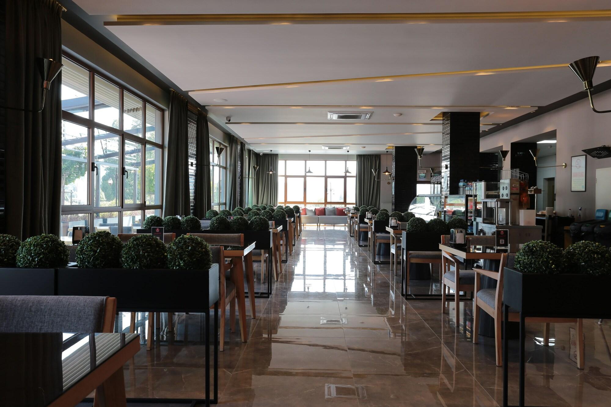 Restaurant 5, A Alcalar Hotel, Ula