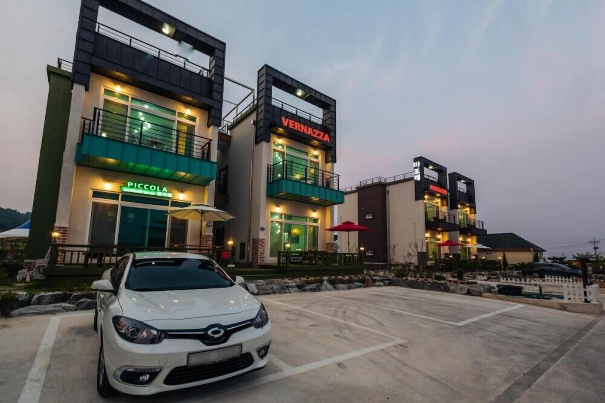 Exterior & Views