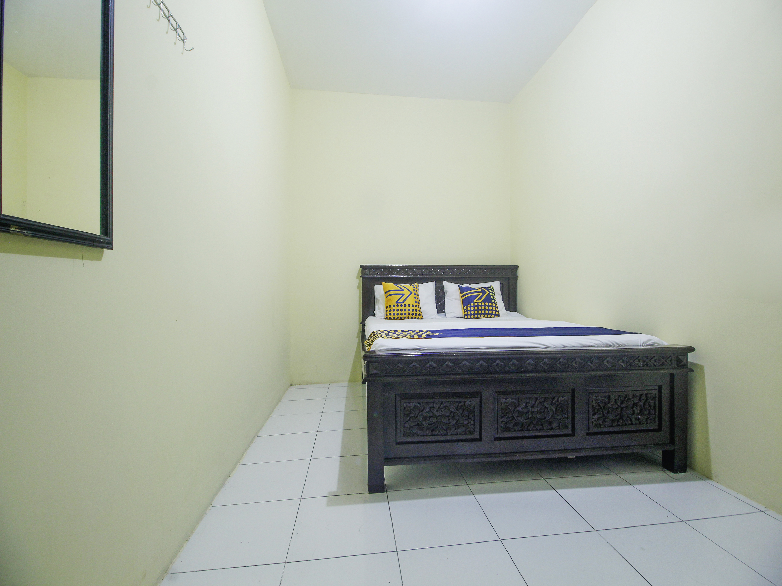 SPOT ON 91606 Nadin Guest House Syariah