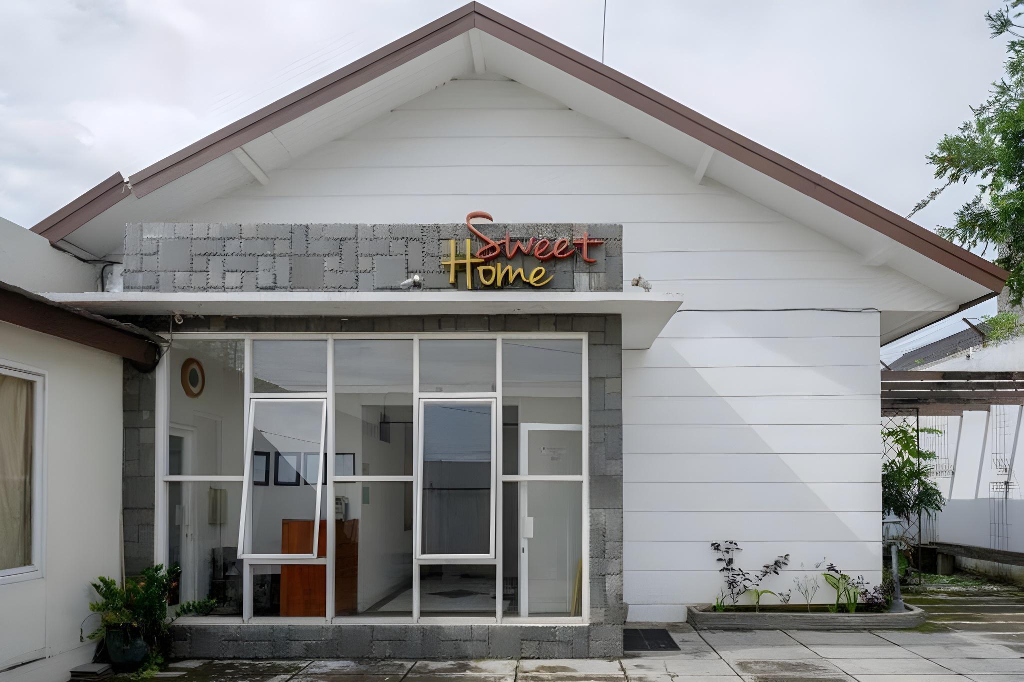 Exterior & Views 2, Reddoorz Solo Baru, Sukoharjo